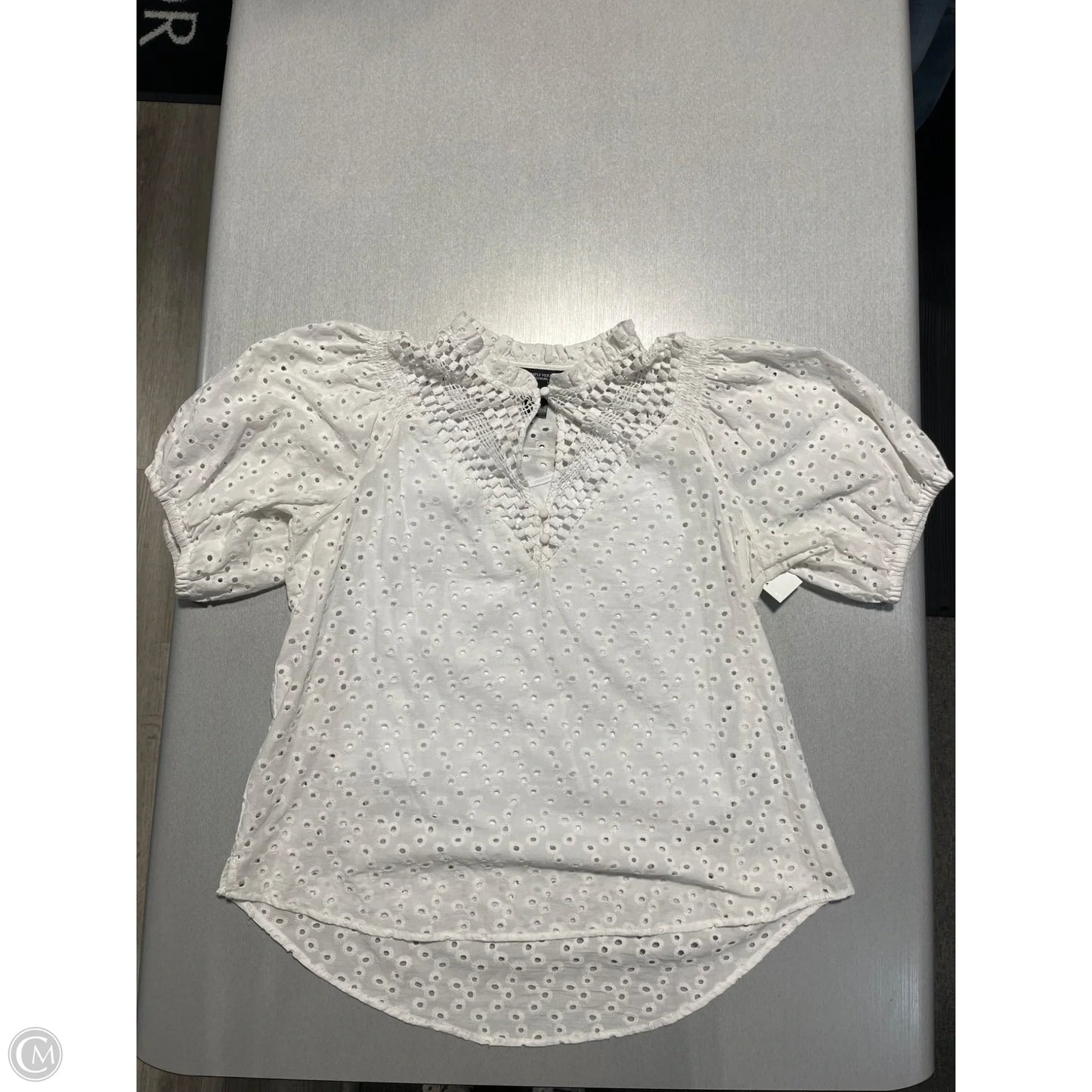 Top Short Sleeve By Simply Vera In White, Size: M
