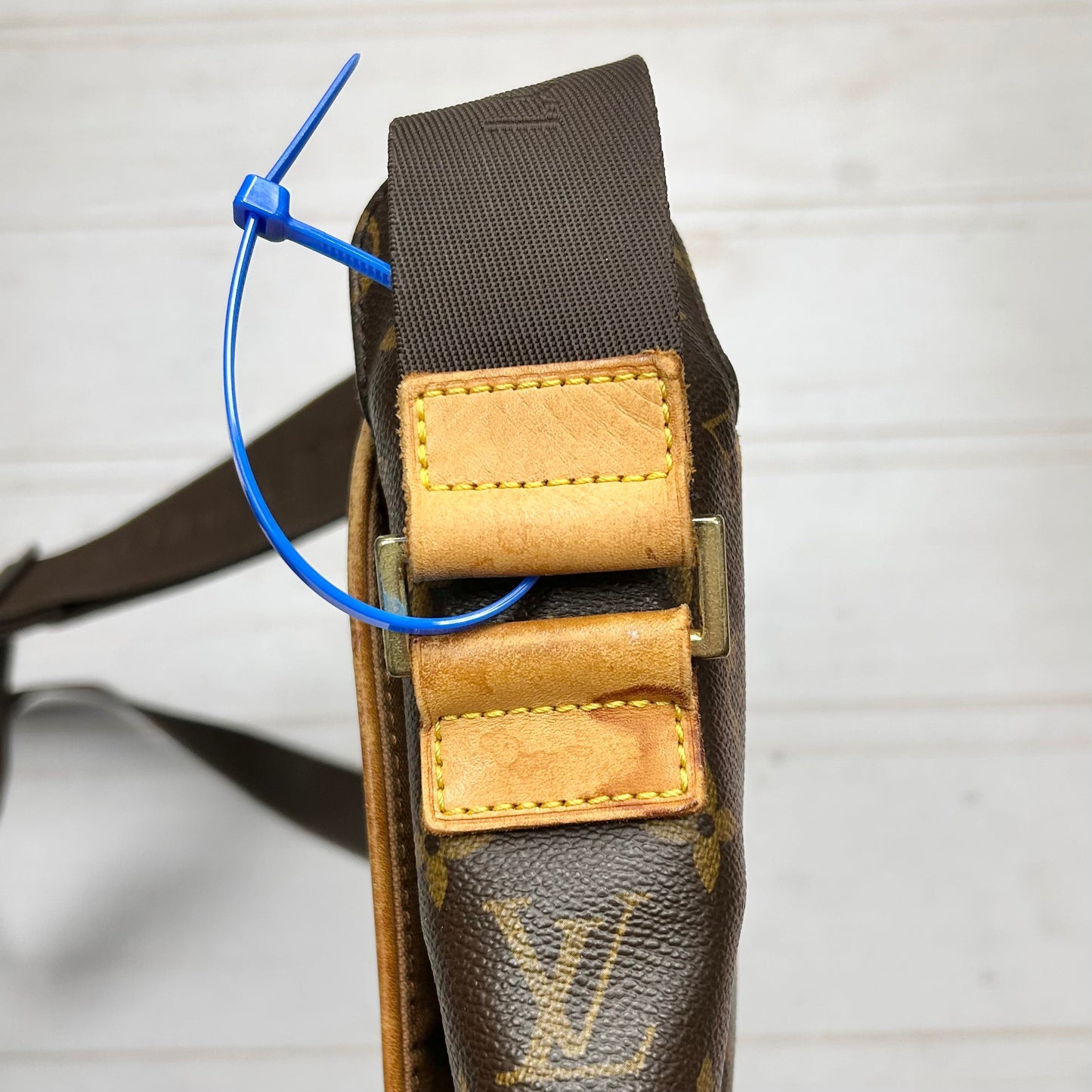 Crossbody Luxury Designer By Louis Vuitton, Size: Medium