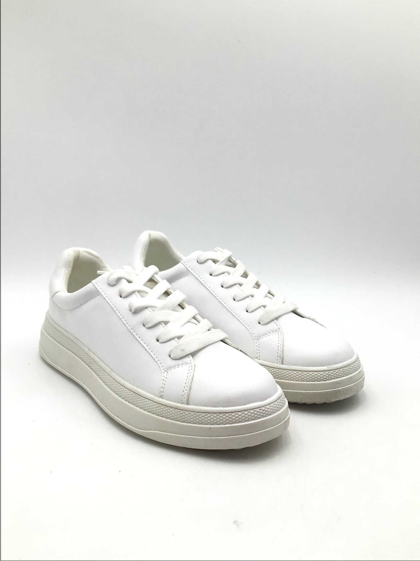 Shoes Sneakers By Steve Madden In White, Size: 11