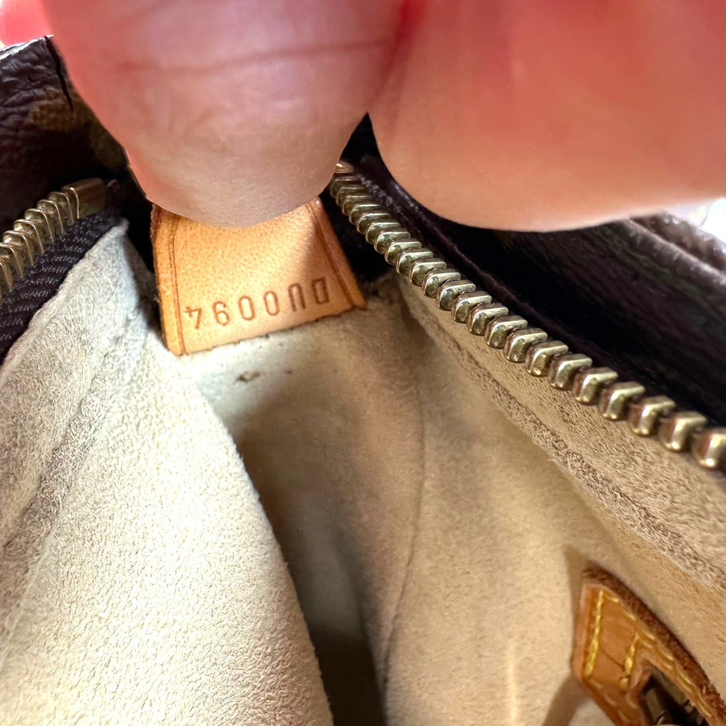 Looping GM Handbag Luxury Designer By Louis Vuitton, Size: Medium