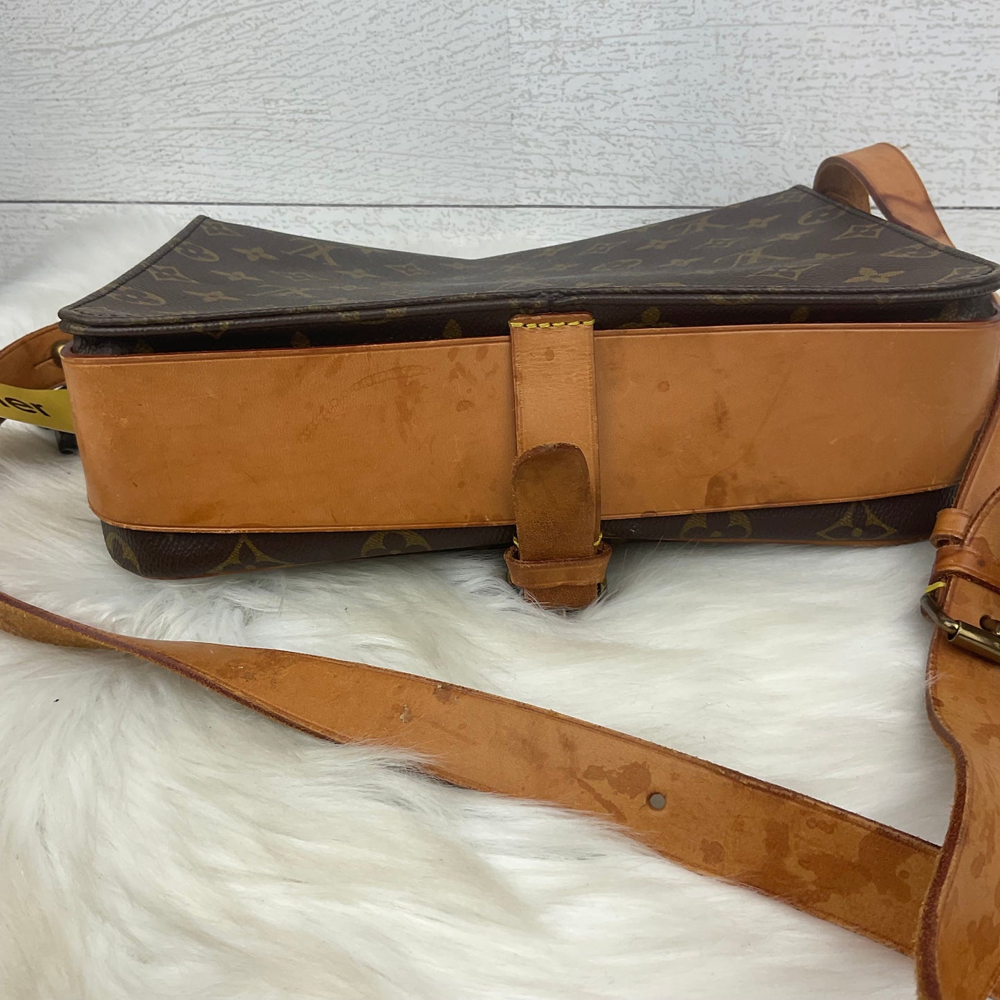 Crossbody Luxury Designer By Louis Vuitton, Size: Medium