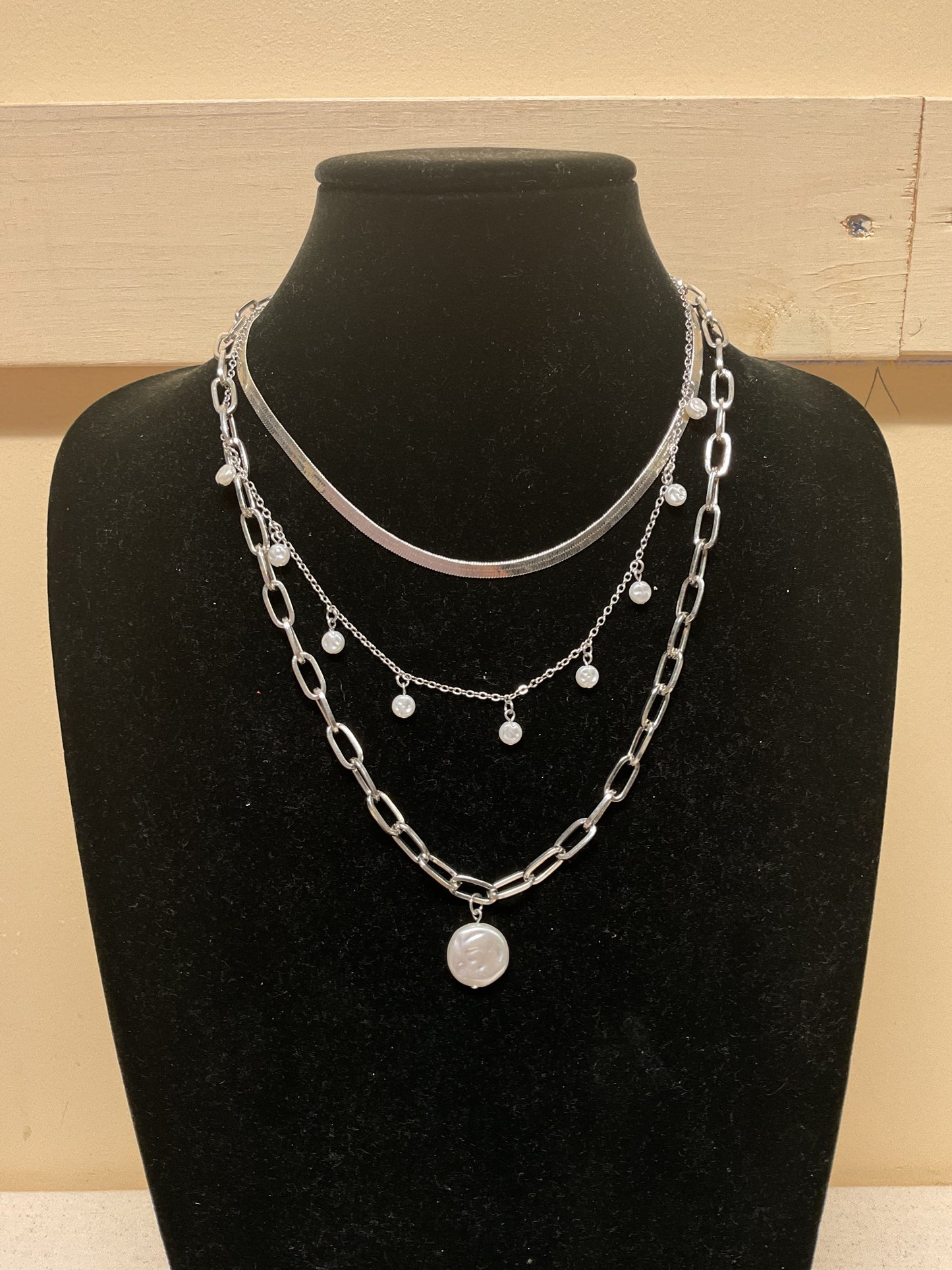Necklace Set By Premier In Silver & White