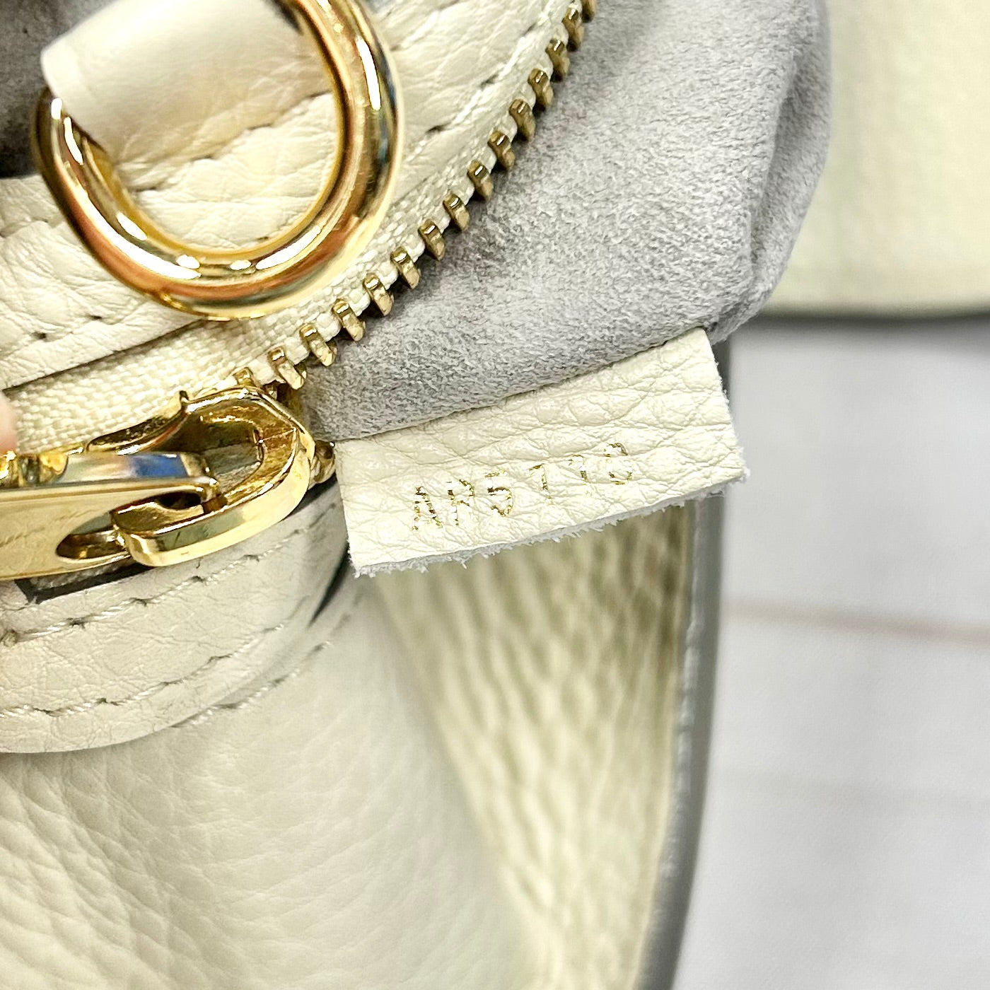 Handbag Luxury Designer By Louis Vuitton, Size: Medium