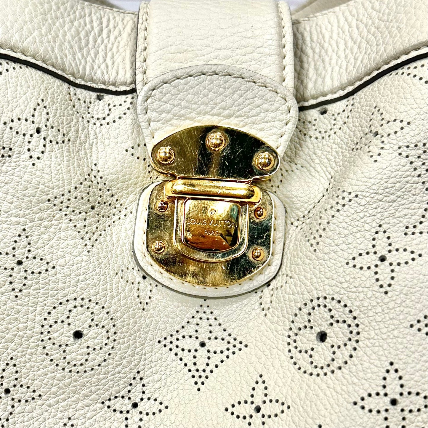 Handbag Luxury Designer By Louis Vuitton, Size: Medium