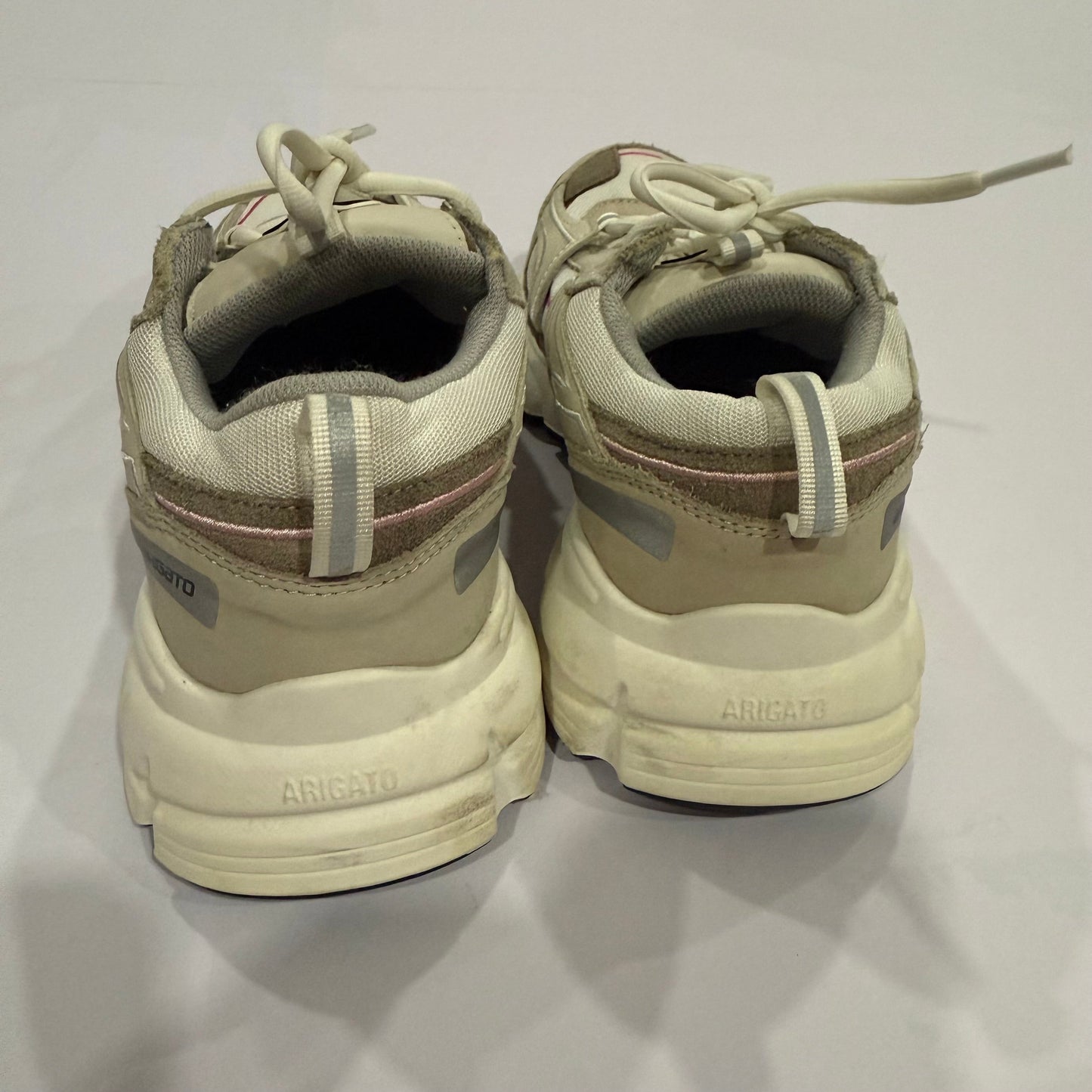 Shoes Sneakers By Clothes Mentor In Cream, Size: 8