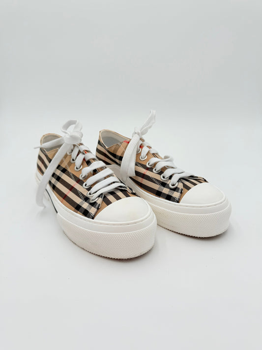 Shoes Luxury Designer By Burberry In Plaid Pattern, Size:8