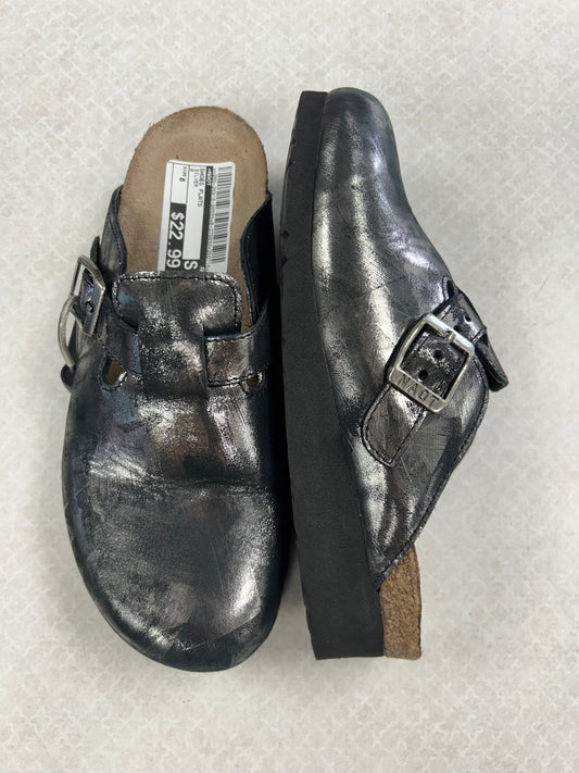 Shoes Flats By Naot In Silver, Size:6