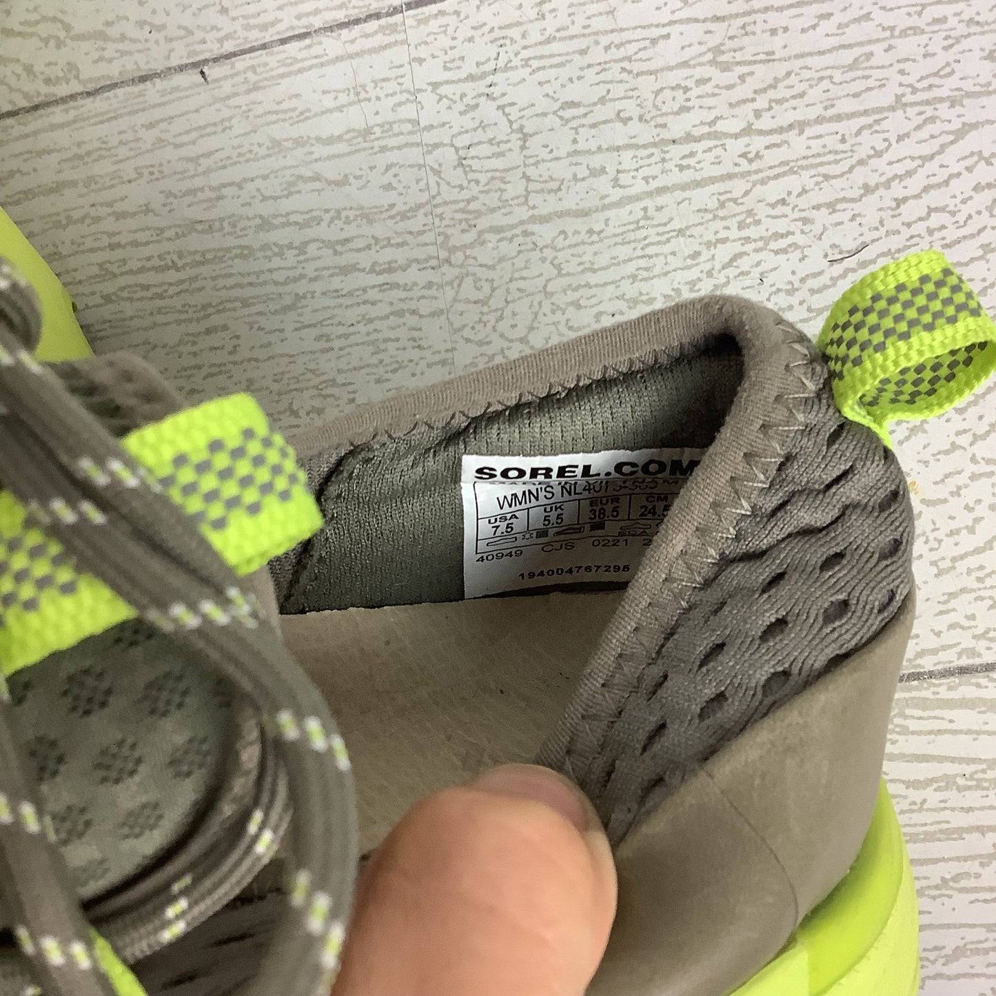 Shoes Athletic By Sorel In Green, Size: 7.5
