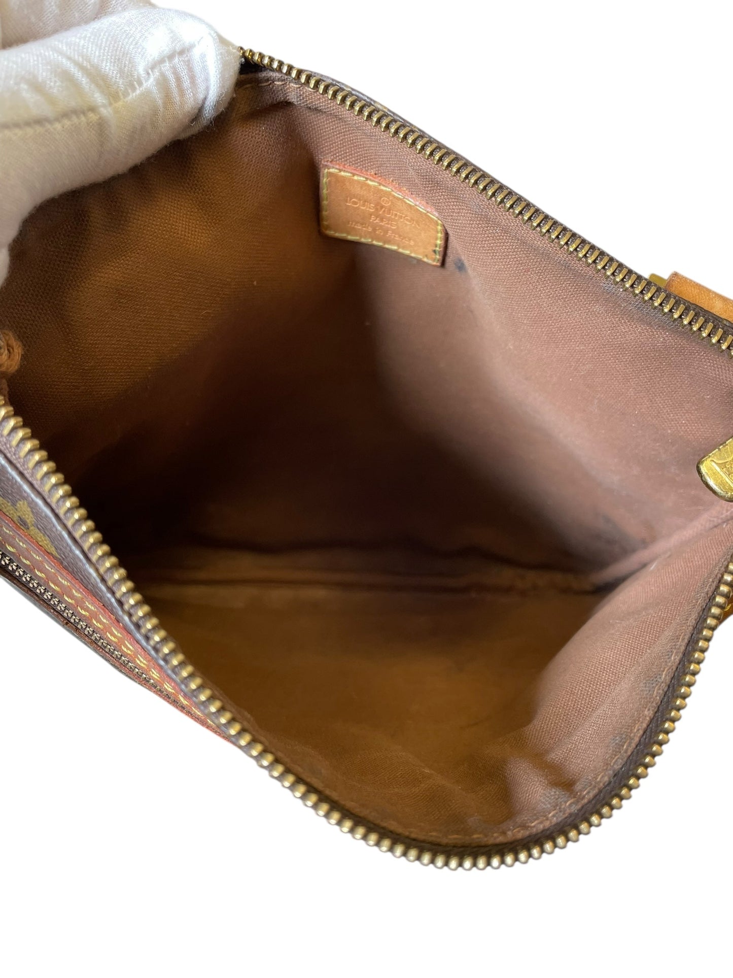Crossbody Luxury Designer By Louis Vuitton, Size: Medium