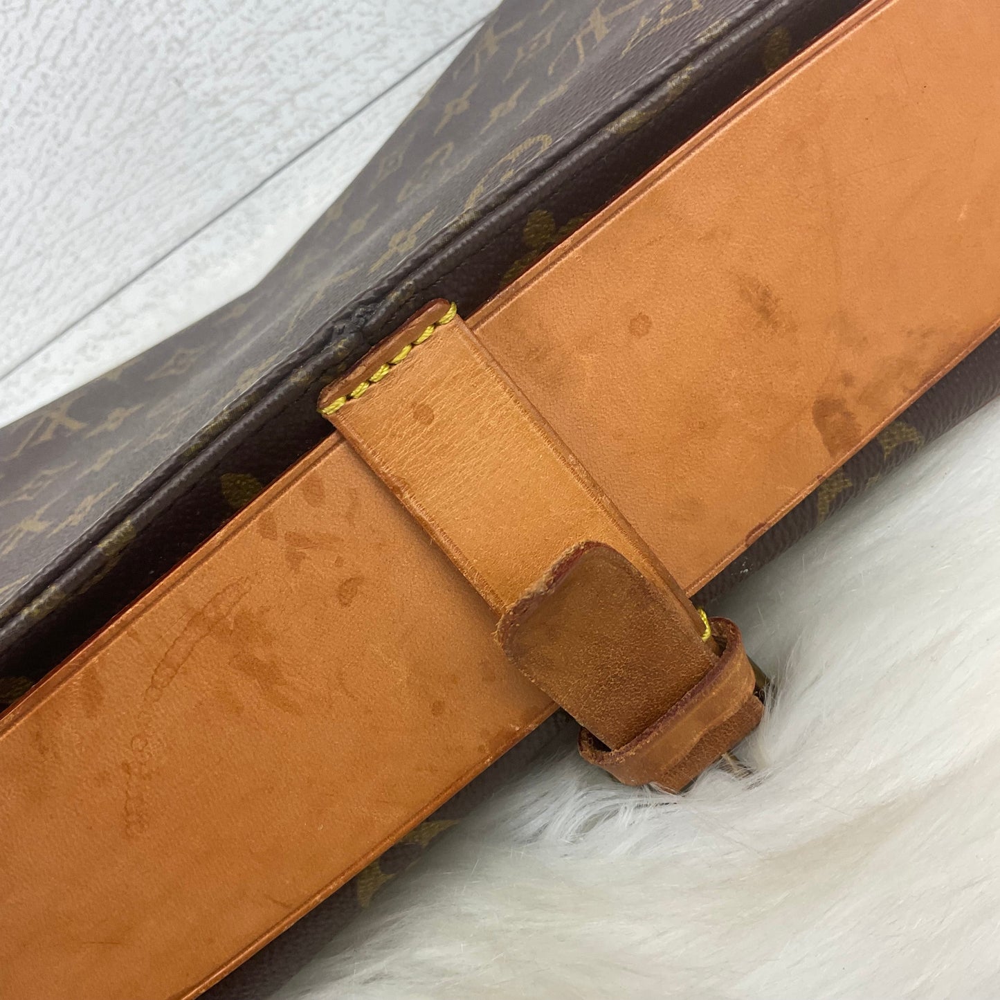 Crossbody Luxury Designer By Louis Vuitton, Size: Medium