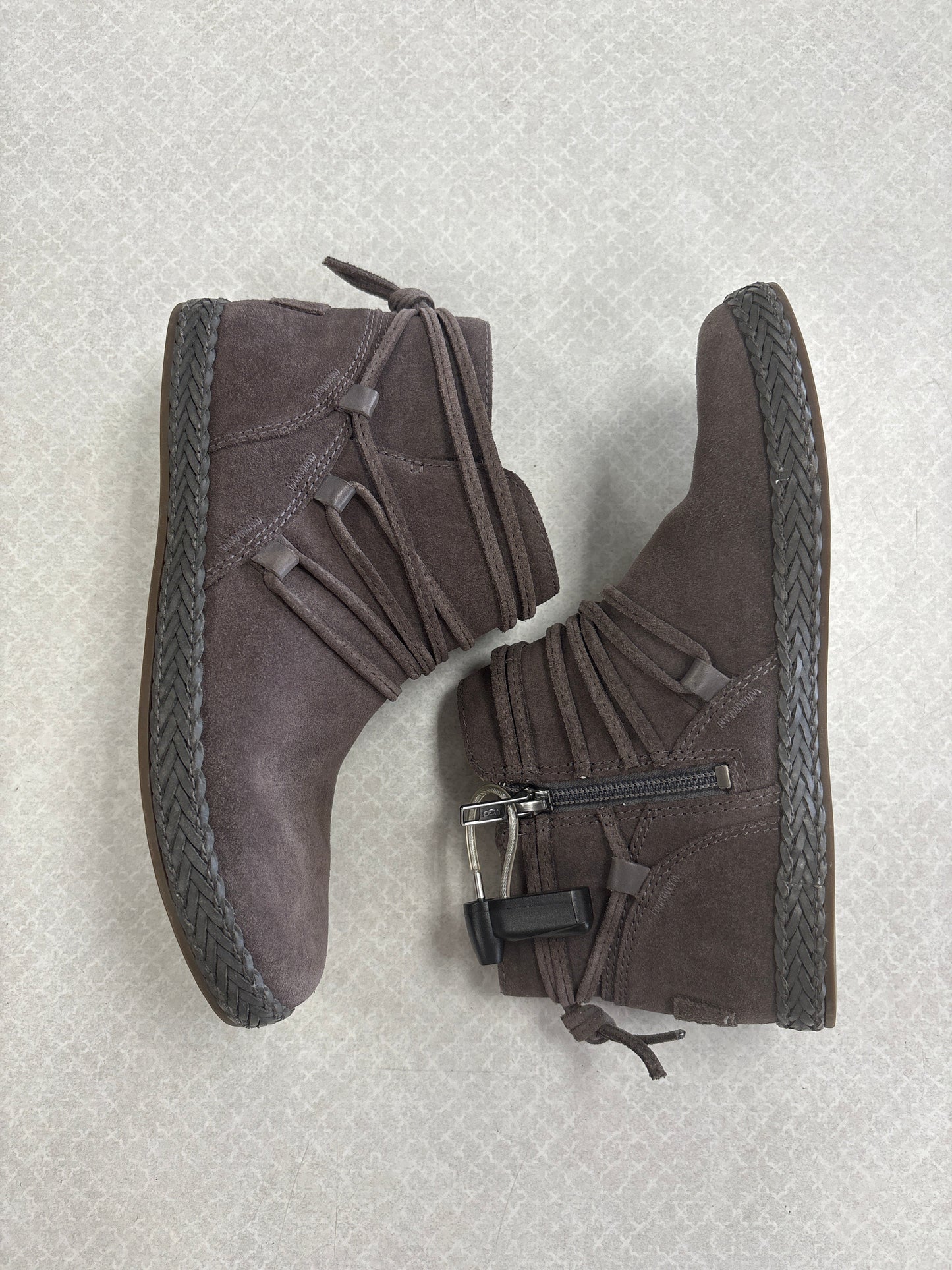 BOOTS DESIGNER by UGG In GREY, Size: 6