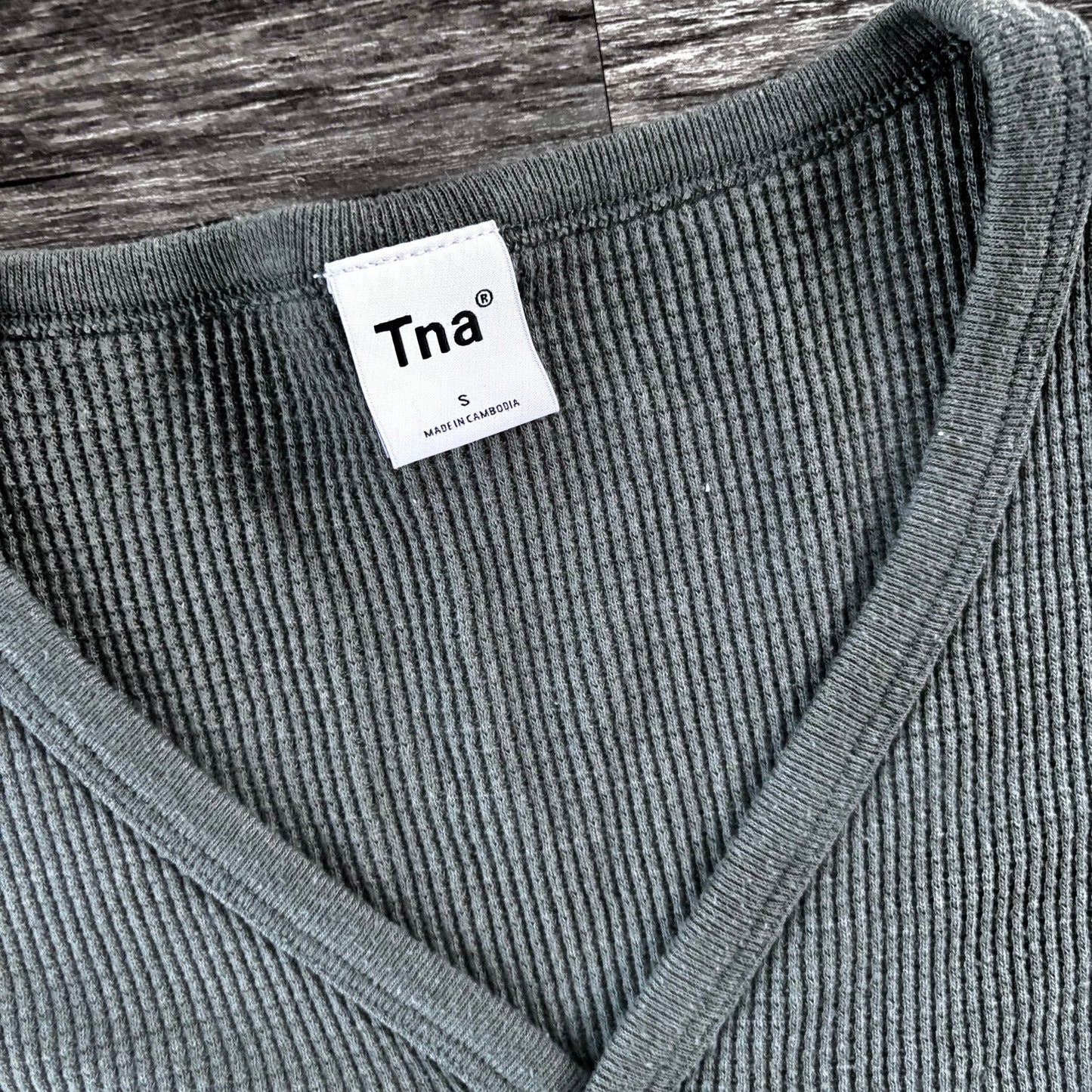 Top Long Sleeve By Tna In Green, Size: S
