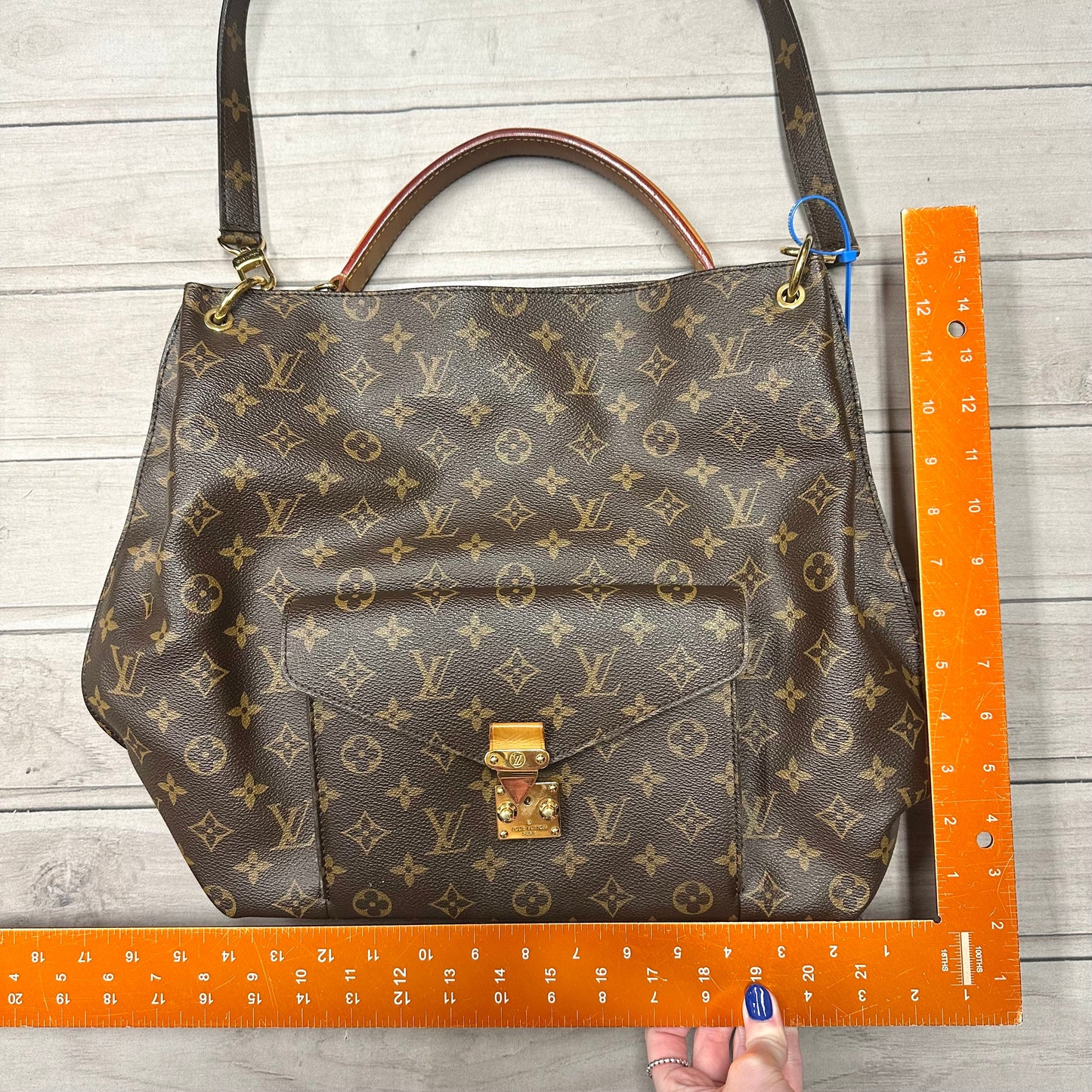 Handbag Luxury Designer By Louis Vuitton, Size: Medium