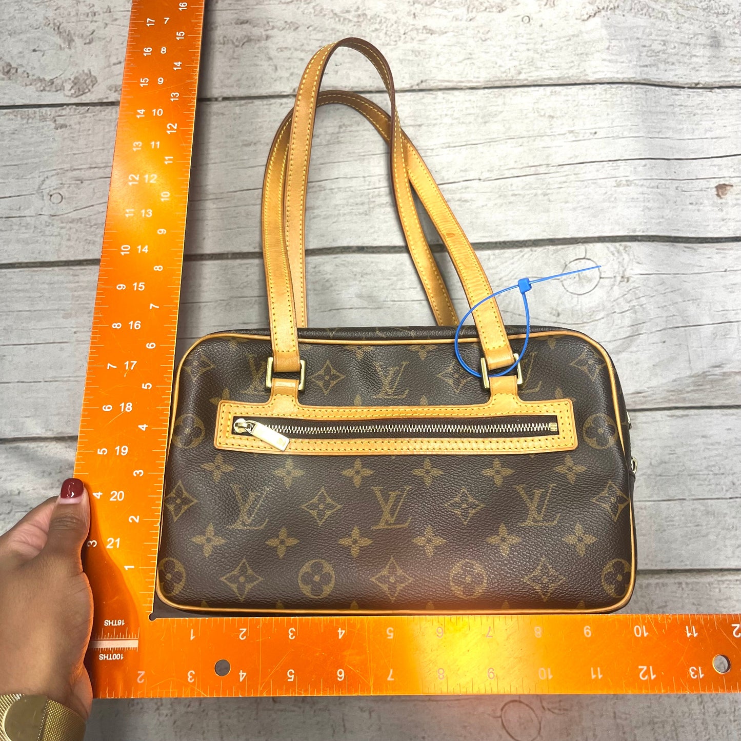Handbag Luxury Designer By Louis Vuitton, Size: Medium