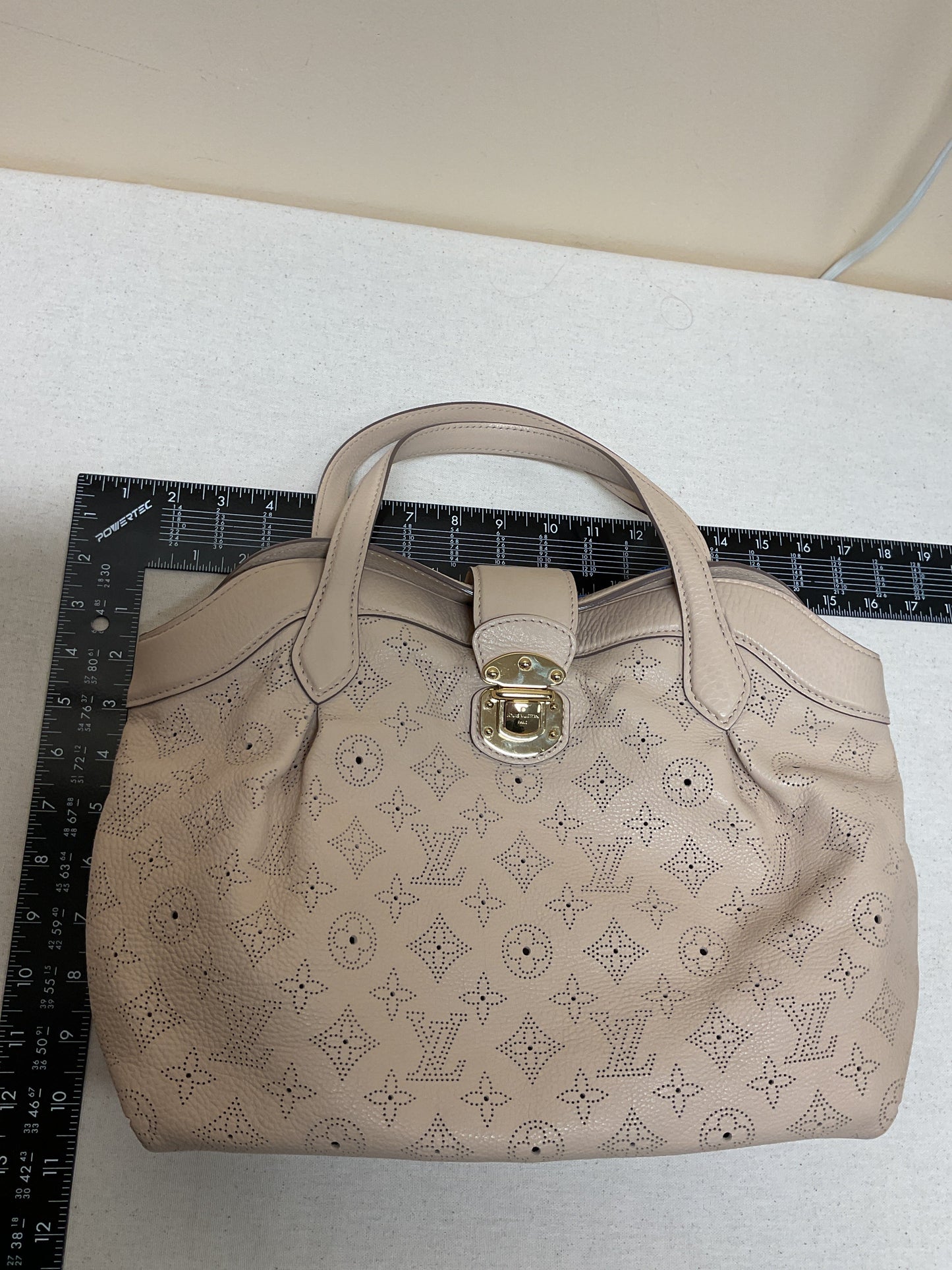 Handbag Luxury Designer By Louis Vuitton In Cream, Size:Medium