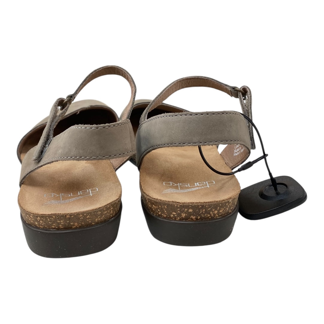 Shoes Flats By Dansko In Tan, Size:7