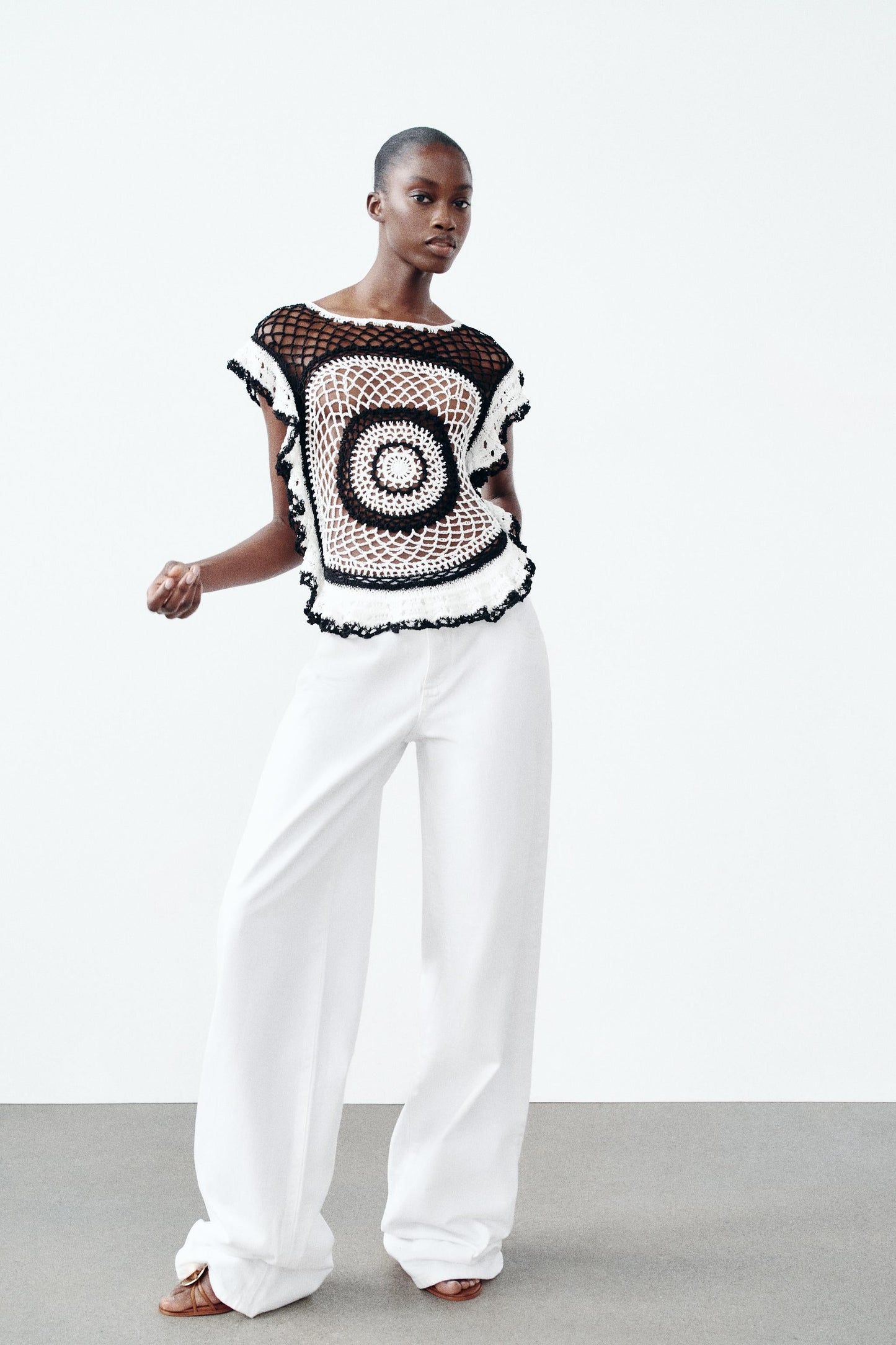 Top Sleeveless By Zara In Black & White, Size: M