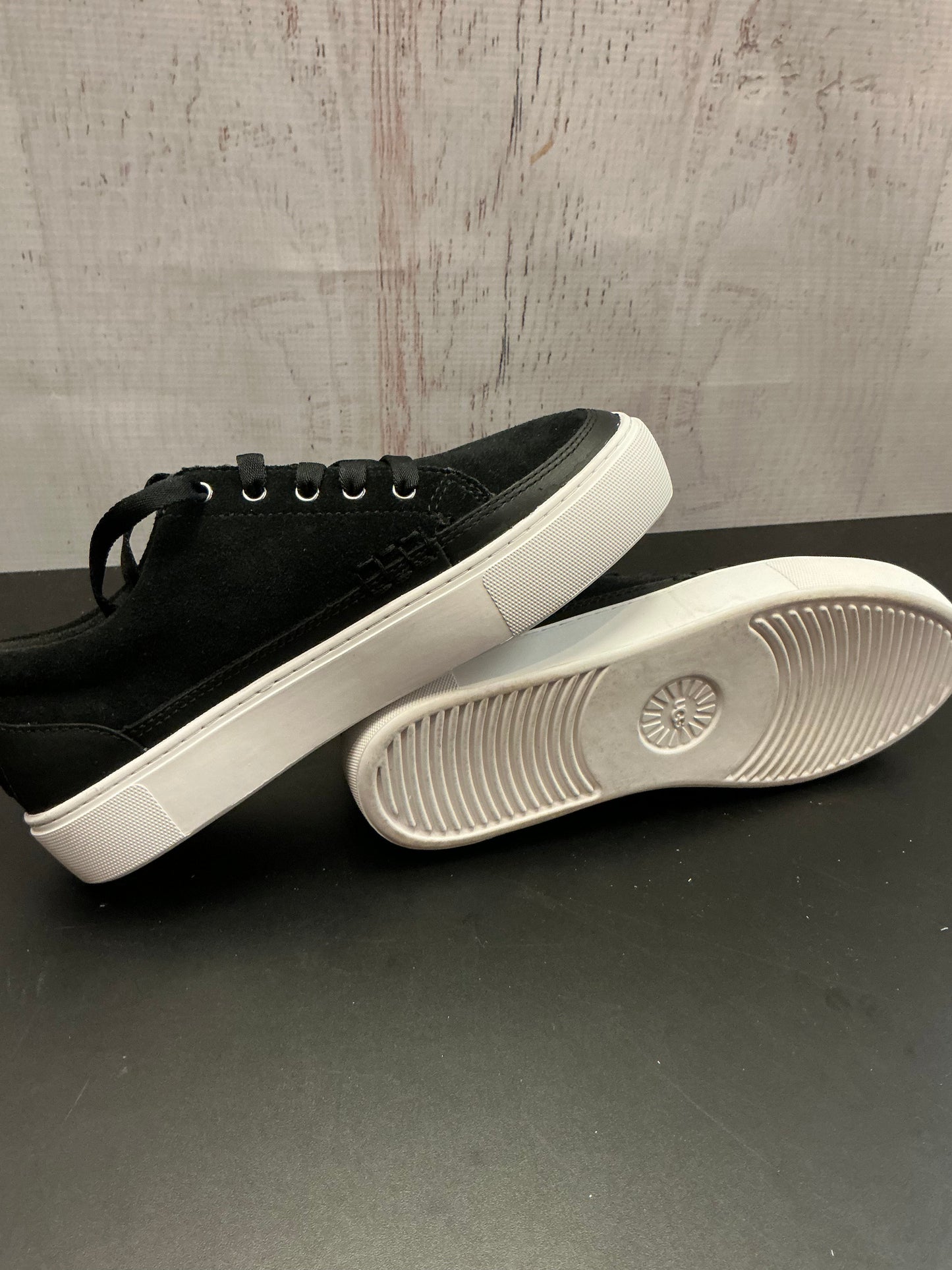 Shoes Designer By Ugg In Black, Size: 6.5