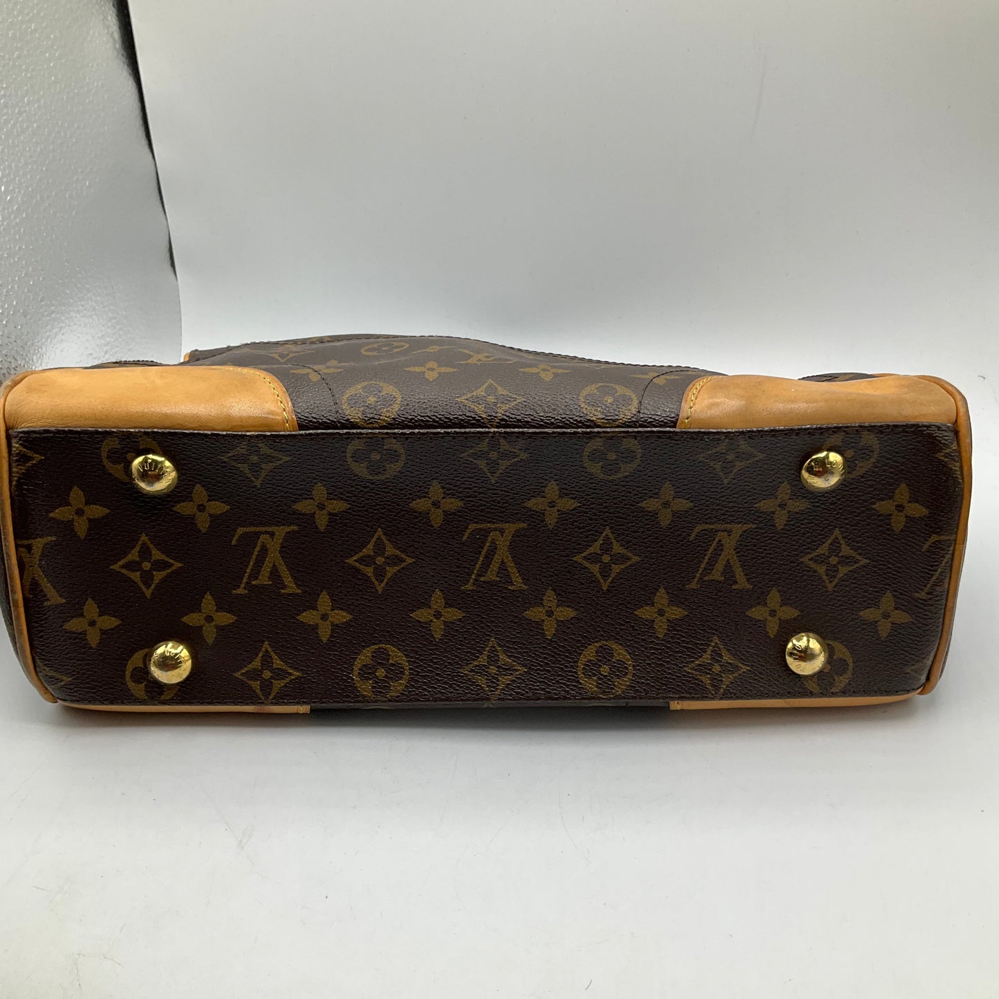 Handbag Luxury Designer By Louis Vuitton, Size: Medium