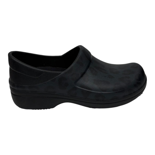 Shoes Flats By Crocs In Animal Print, Size:7