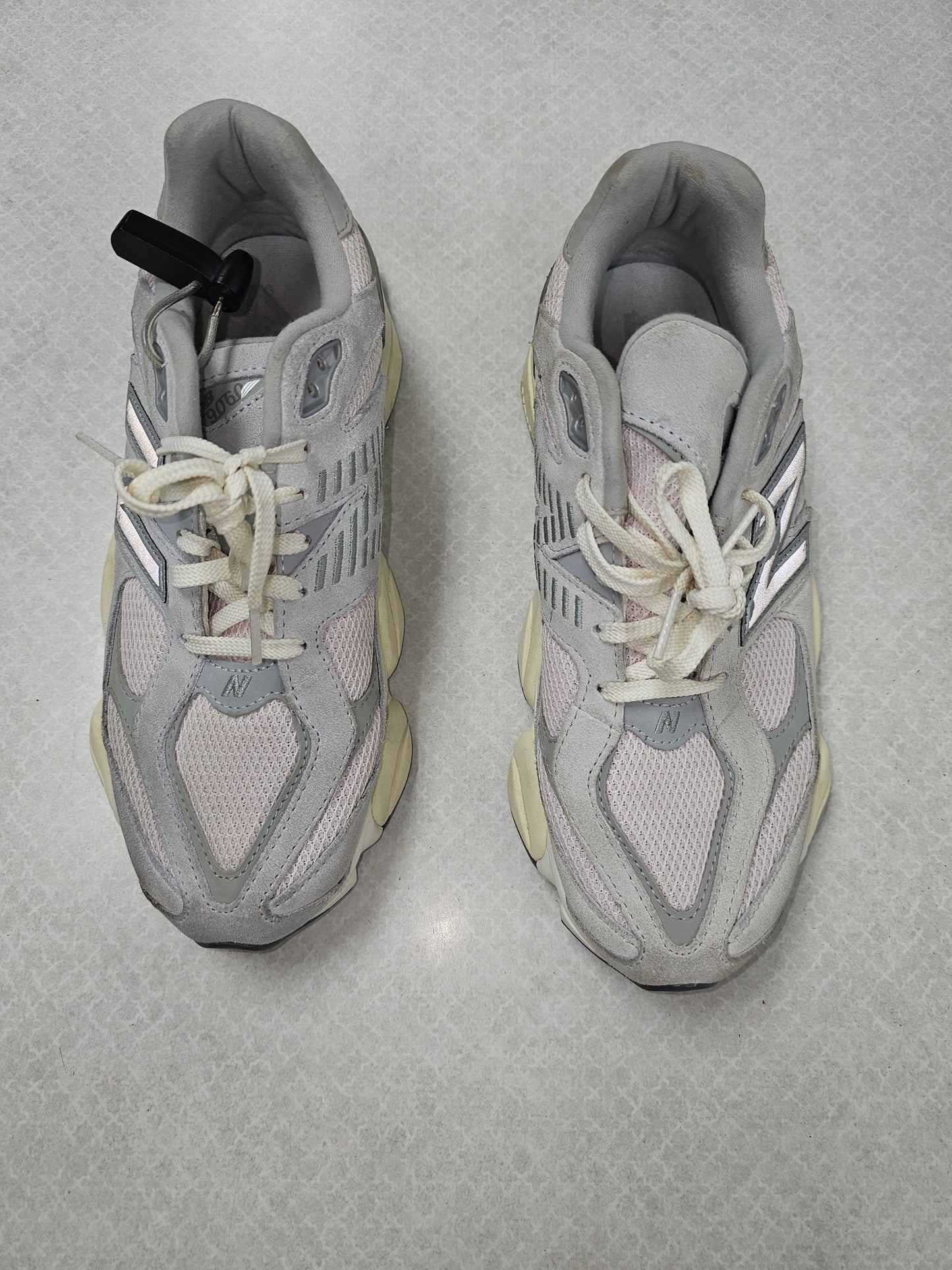 Shoes Athletic By New Balance In Grey & Pink, Size: 10.5