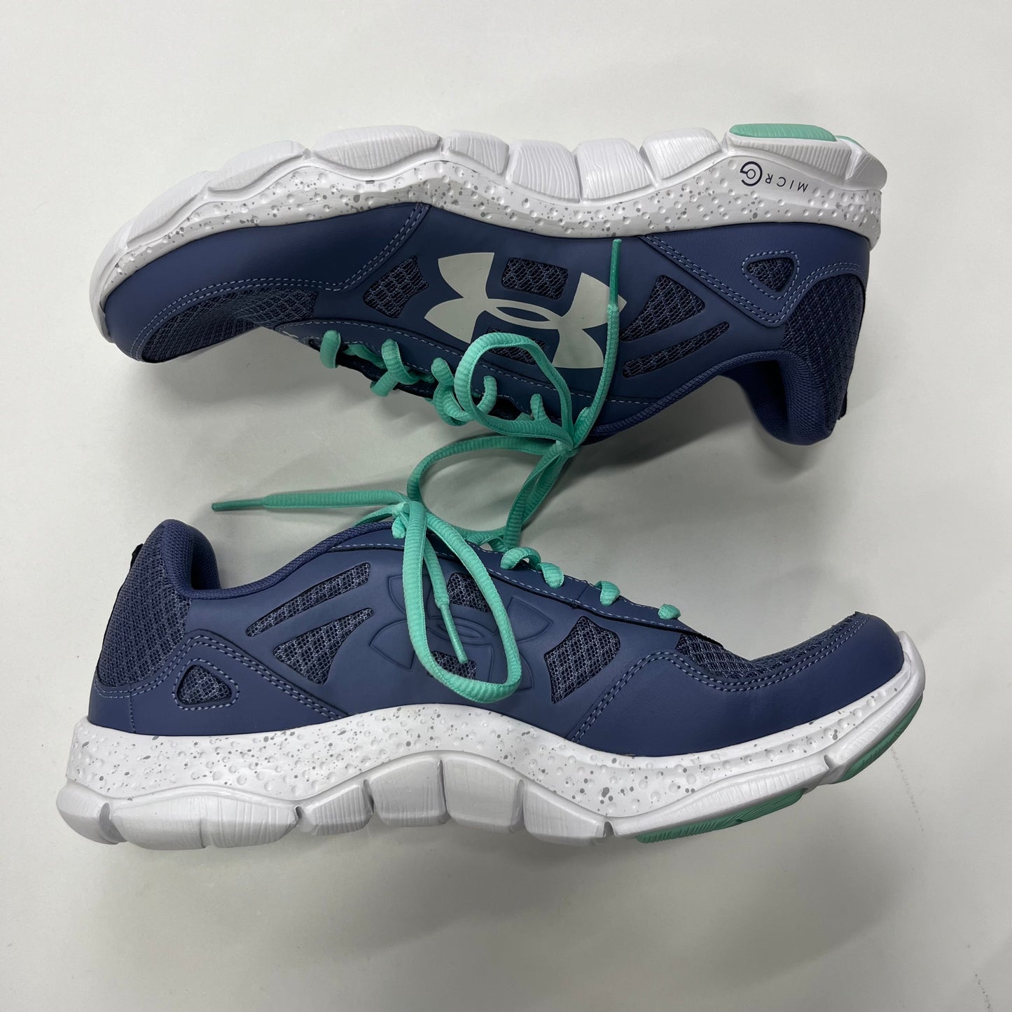 Shoes Athletic By Under Armour Size: 9.5