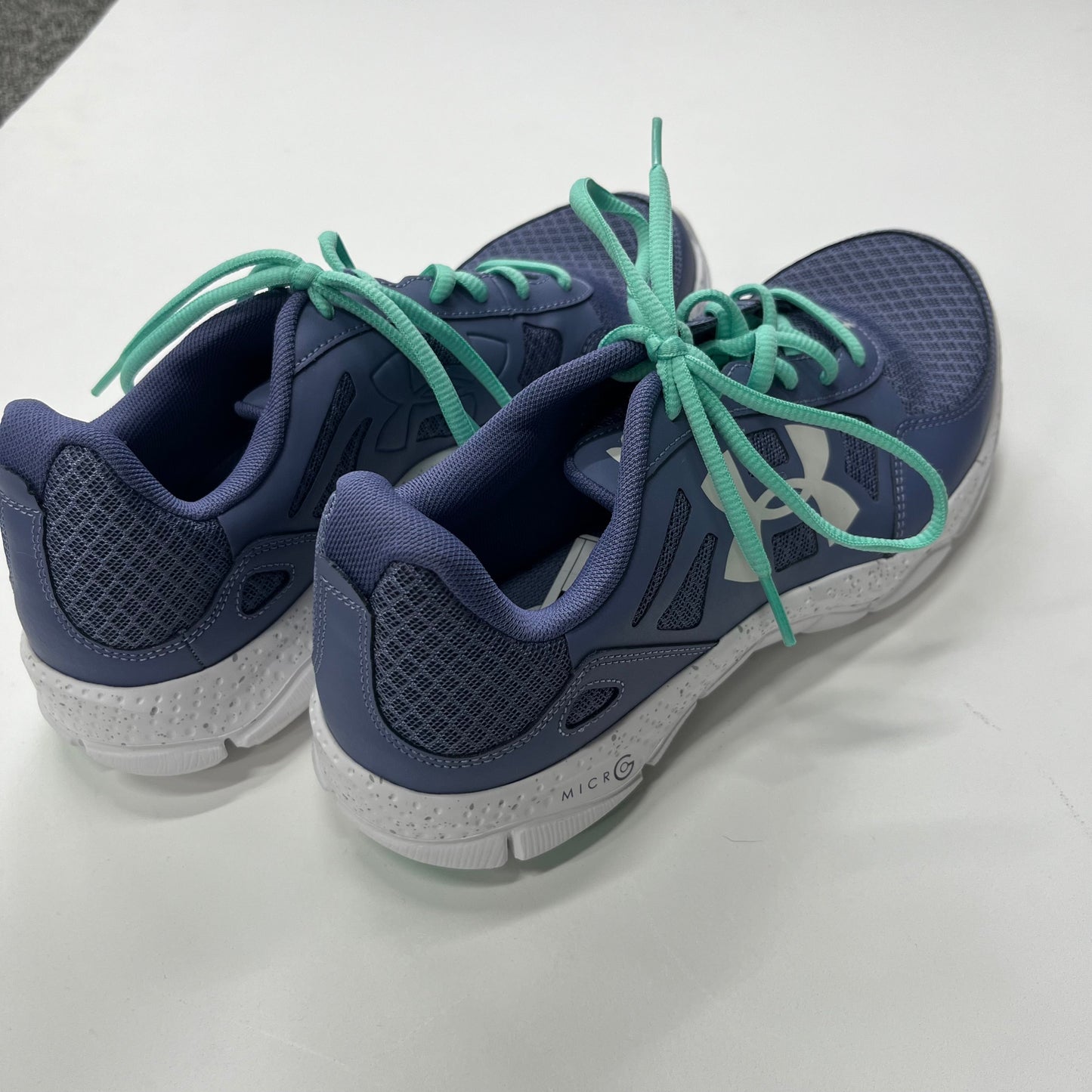 Shoes Athletic By Under Armour Size: 9.5