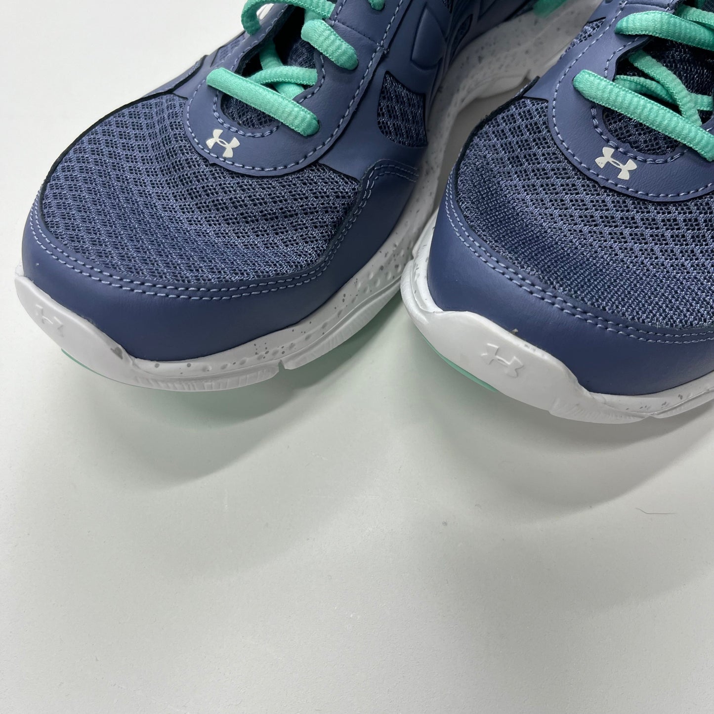 Shoes Athletic By Under Armour Size: 9.5