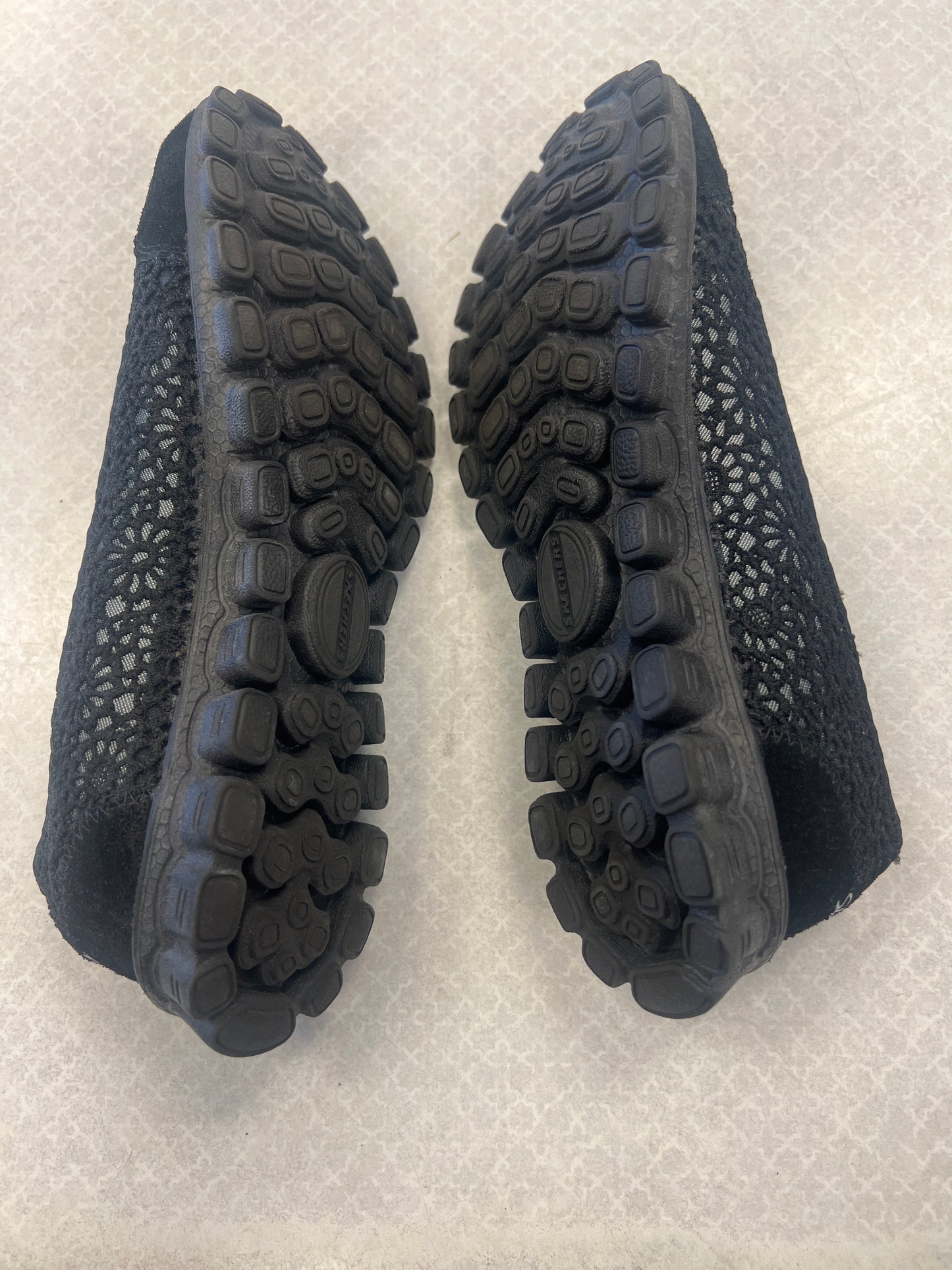 Shoes Sneakers By Skechers Size: 6