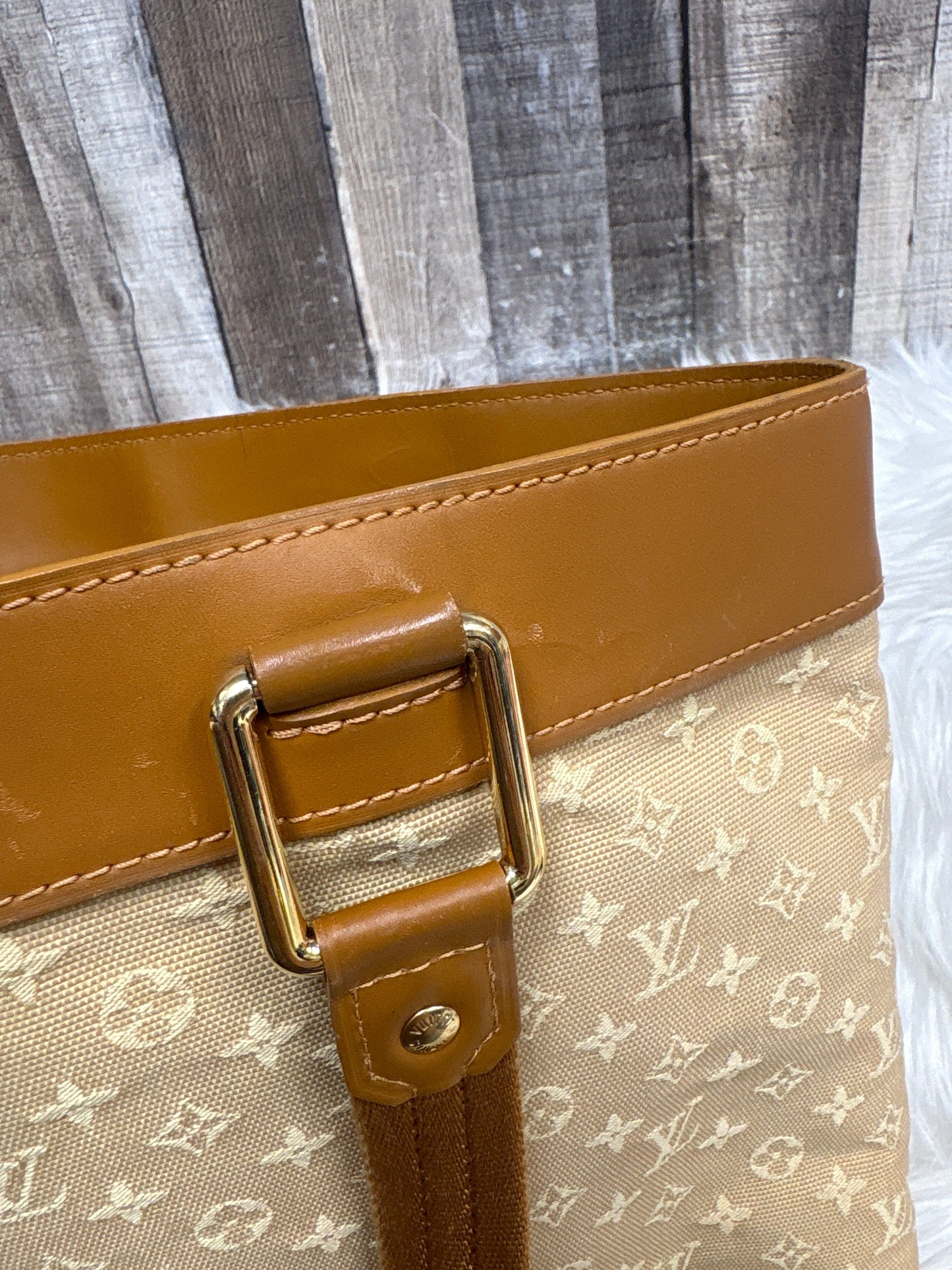 Handbag Luxury Designer By Louis Vuitton, Size: Medium