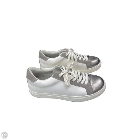 Shoes Sneakers By Isaac Mizrahi In Silver & White, Size: 8