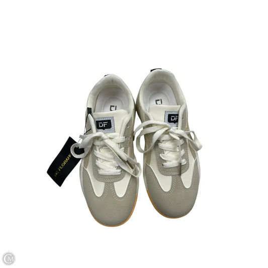 Shoes Sneakers By Clothes Mentor In White, Size: 6
