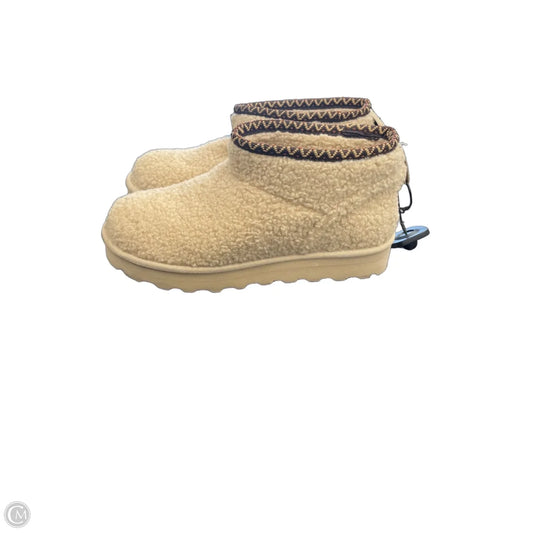 Boots Ankle Flats By Bearpaw In Beige, Size: 9