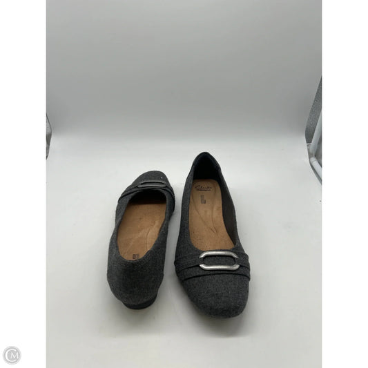 Shoes Flats By Clarks In Grey, Size: 10