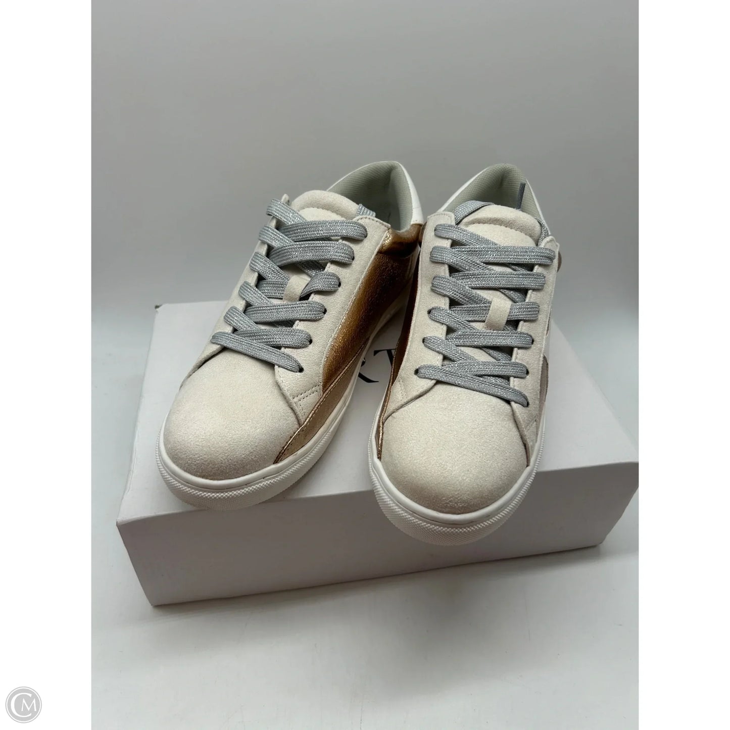 Shoes Sneakers By Clothes Mentor In Cream, Size: 10