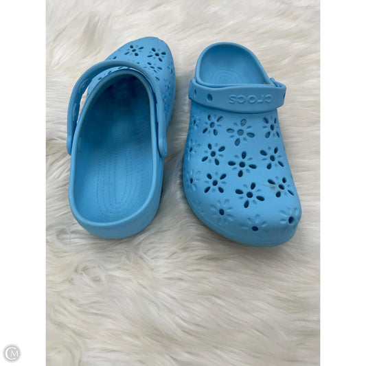 Shoes Flats By Crocs In Blue, Size: 11