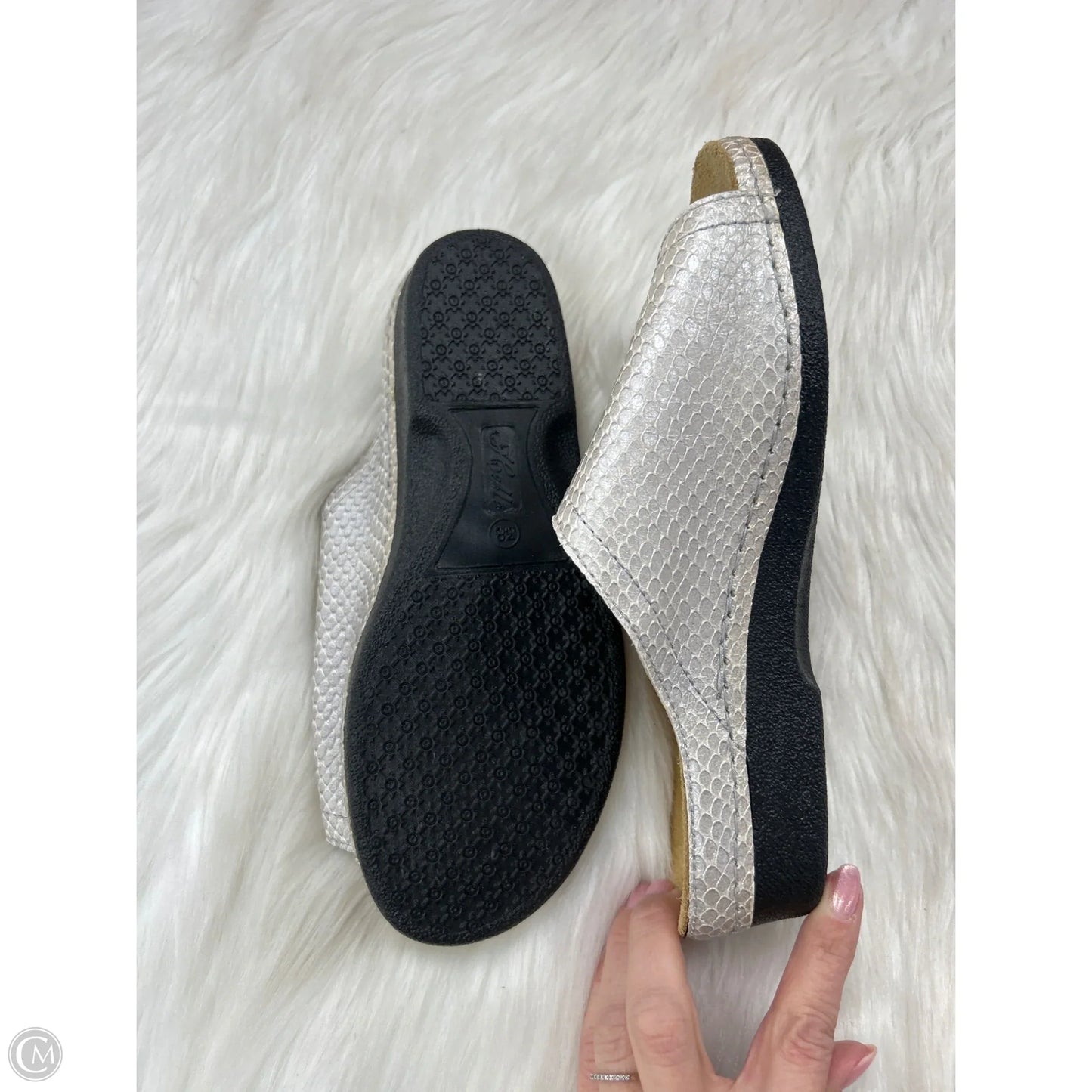 Sandals Flats By Clothes Mentor In Silver, Size: 7.5