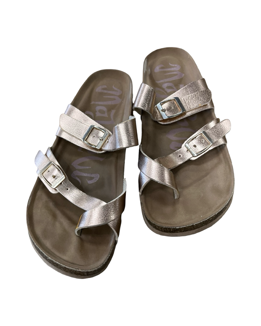 Sandals Flats By Clothes Mentor In Gold, Size:9