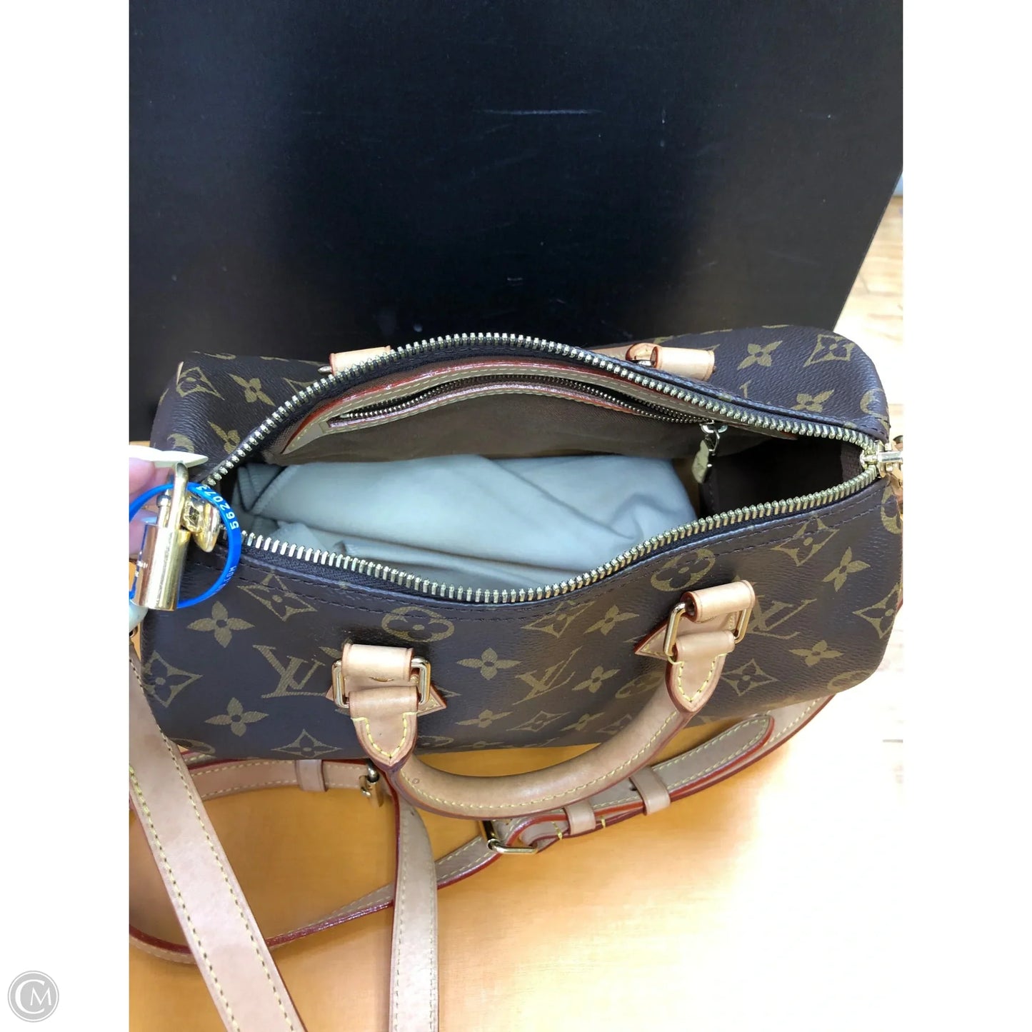 Crossbody Luxury Designer By Louis Vuitton, Size: Medium