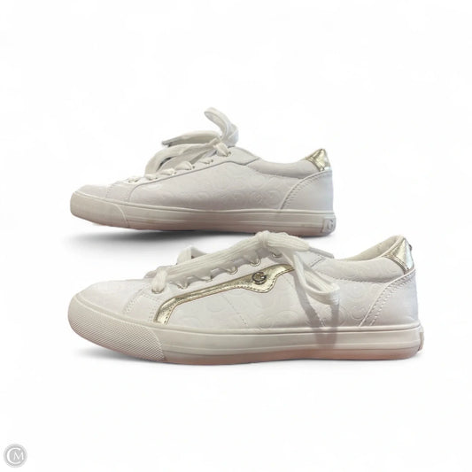 Shoes Sneakers By Clothes Mentor In Gold & White, Size: 7.5