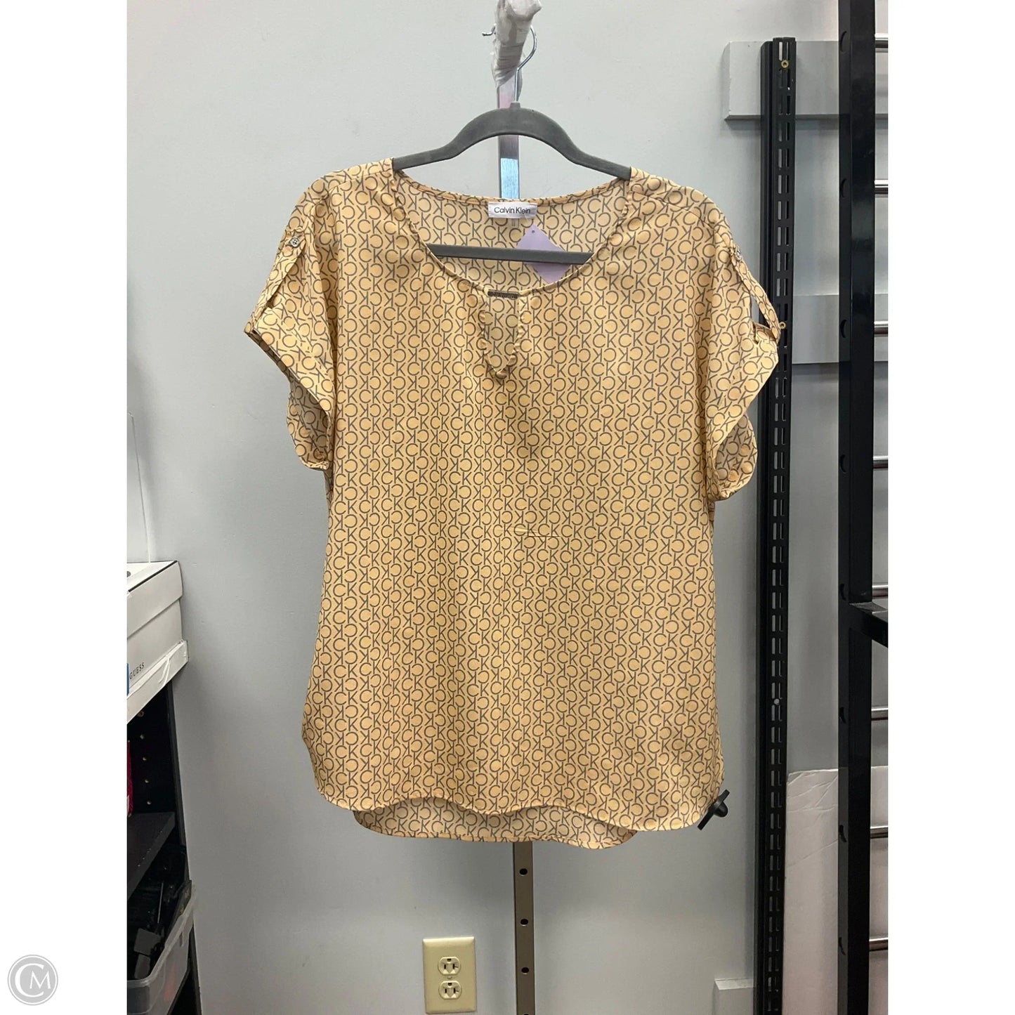 Top Short Sleeve By Calvin Klein In Beige, Size: Xl