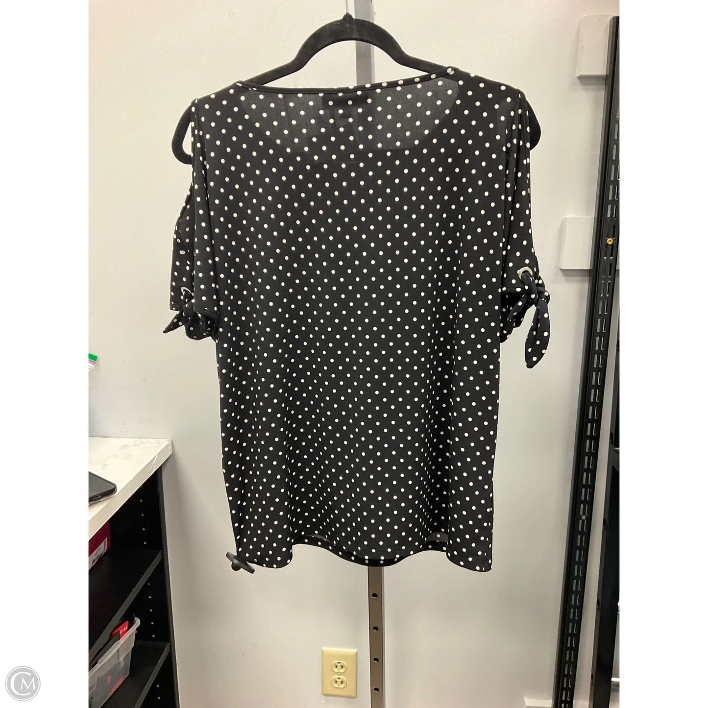 Top Short Sleeve By Dkny In Polkadot Pattern, Size: M