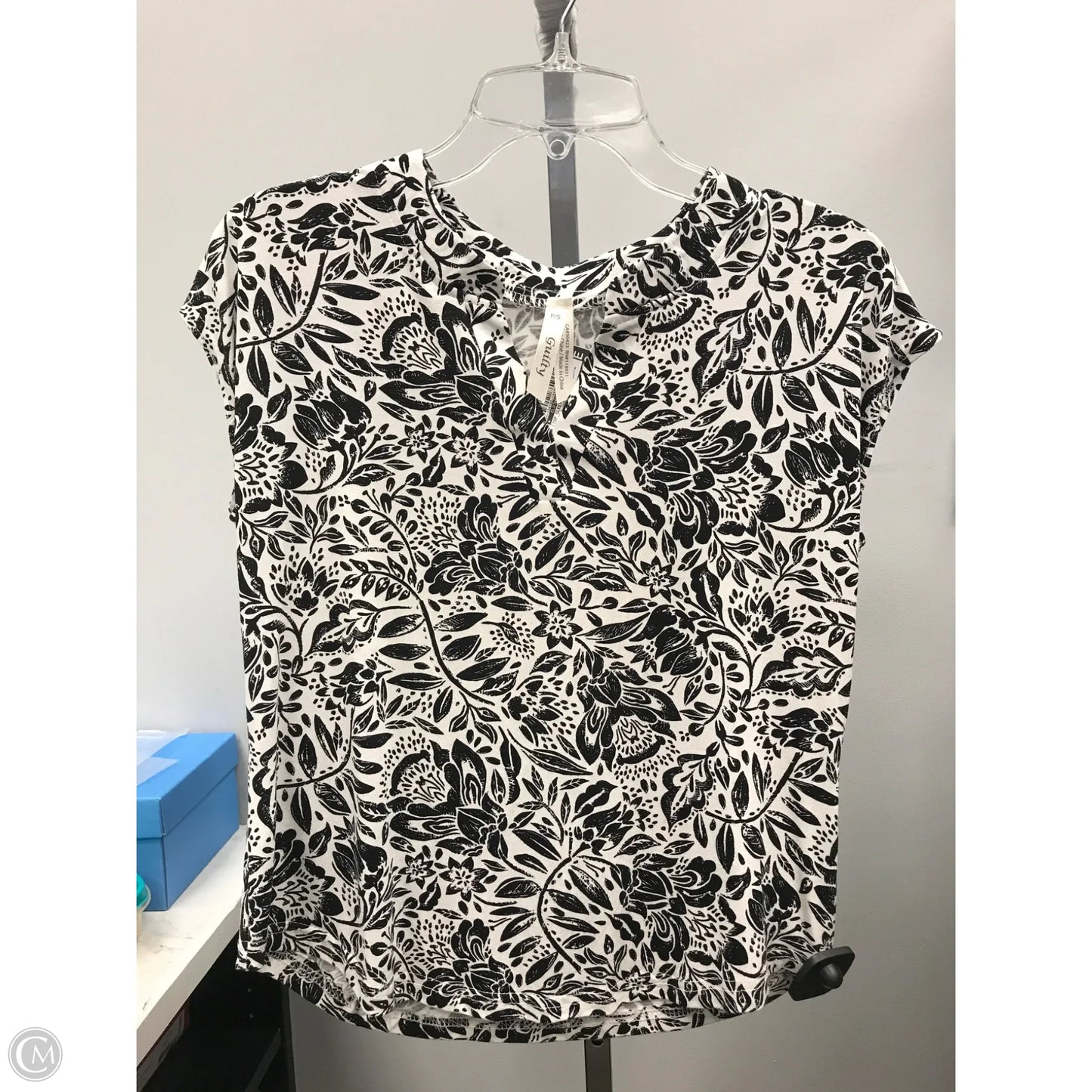 Top Sleeveless By Clothes Mentor In Black & White, Size: S