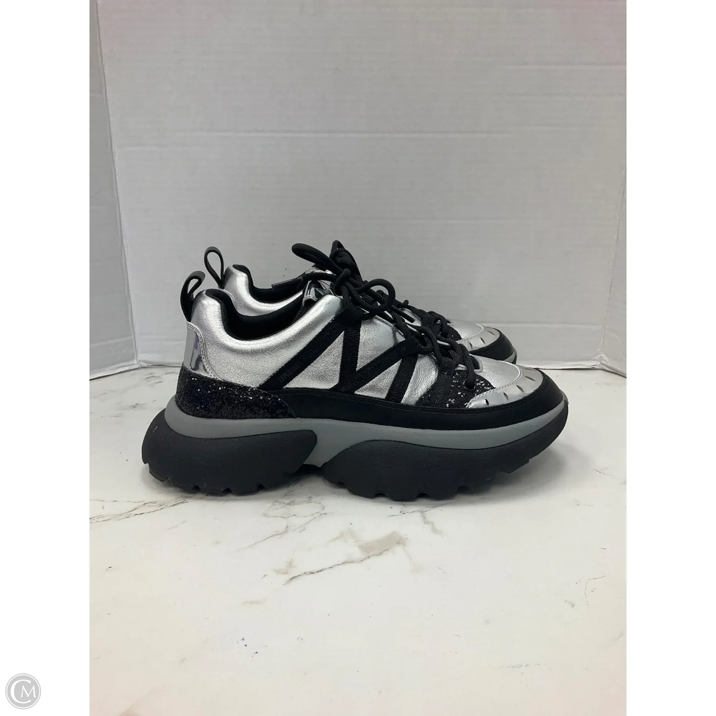 Shoes Sneakers By Clothes Mentor In Black & Silver, Size: 8