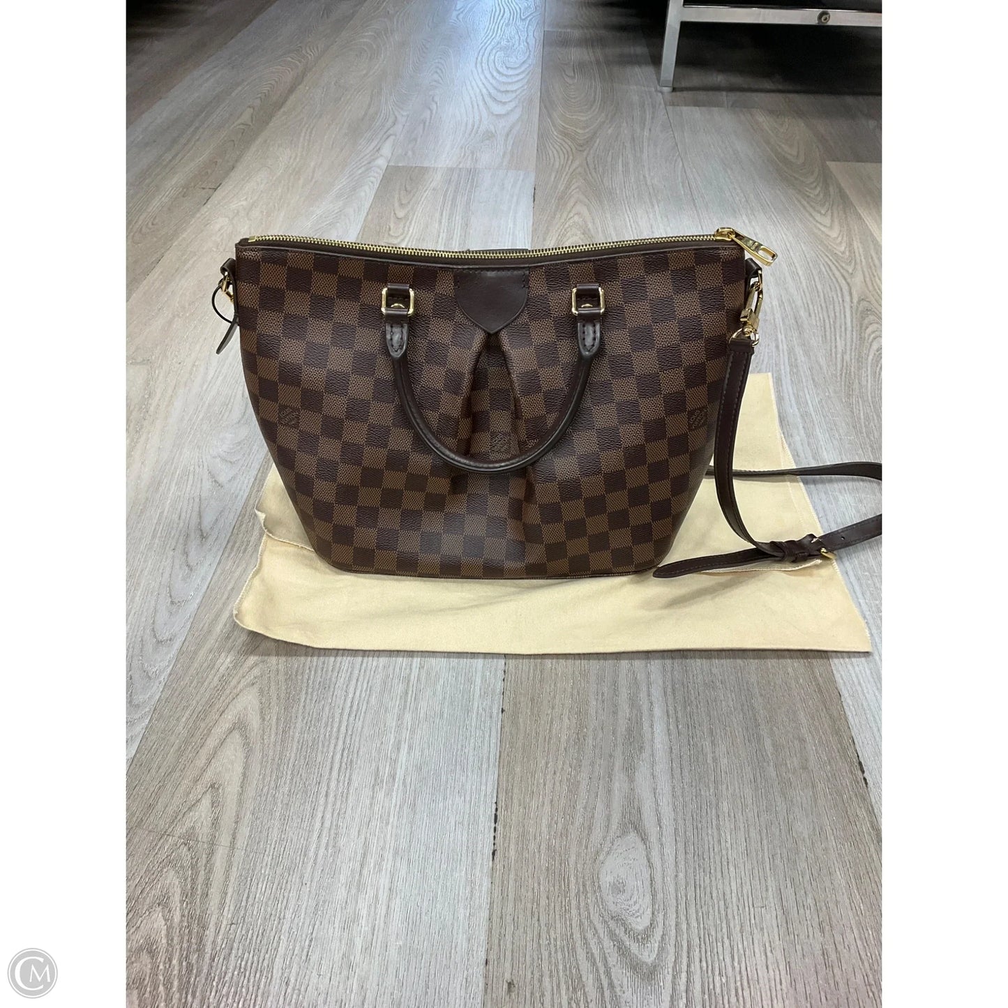 Handbag Luxury Designer By Louis Vuitton, Size: Medium