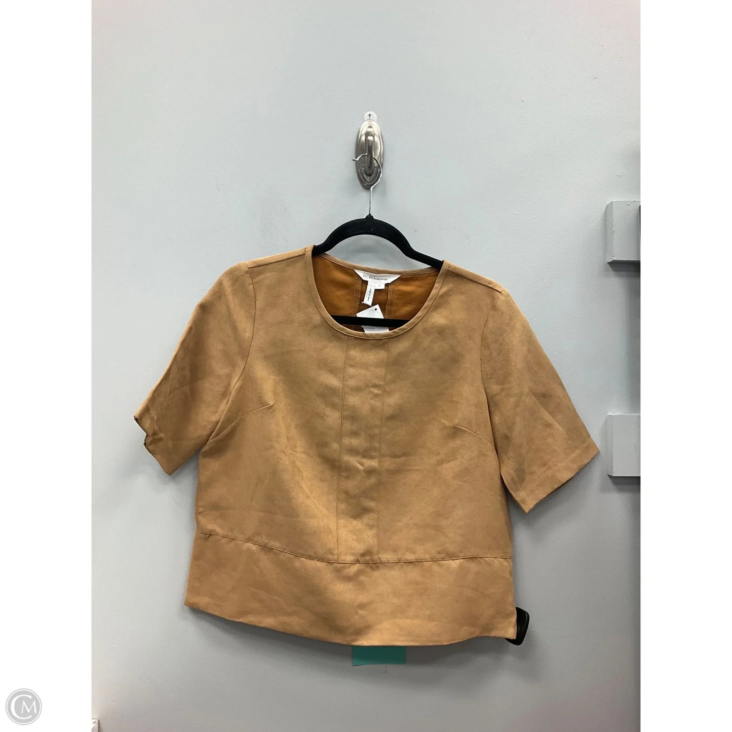 Top Short Sleeve By Bcbgeneration In Tan, Size: S
