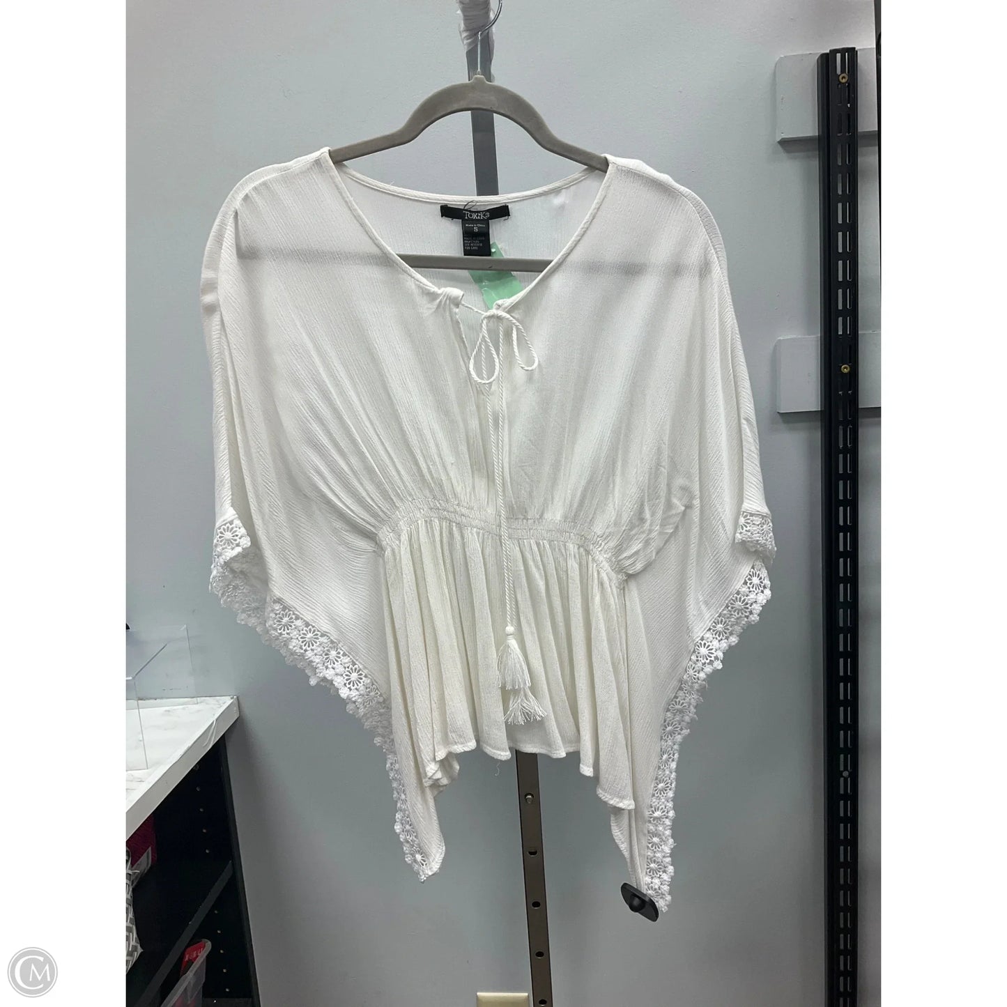 Top Short Sleeve By Clothes Mentor In Cream, Size: S