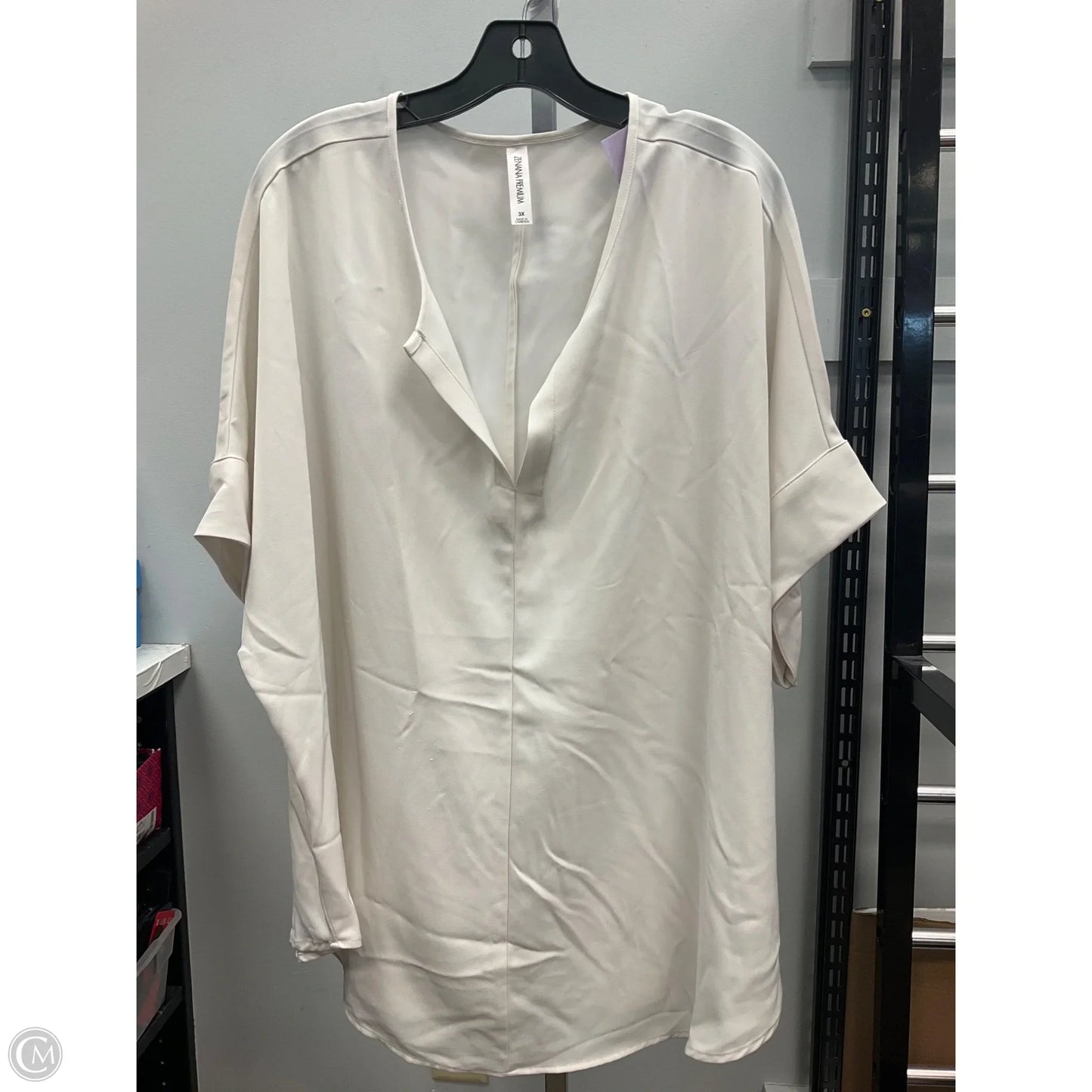 Top Short Sleeve By Clothes Mentor In Cream, Size: 3x