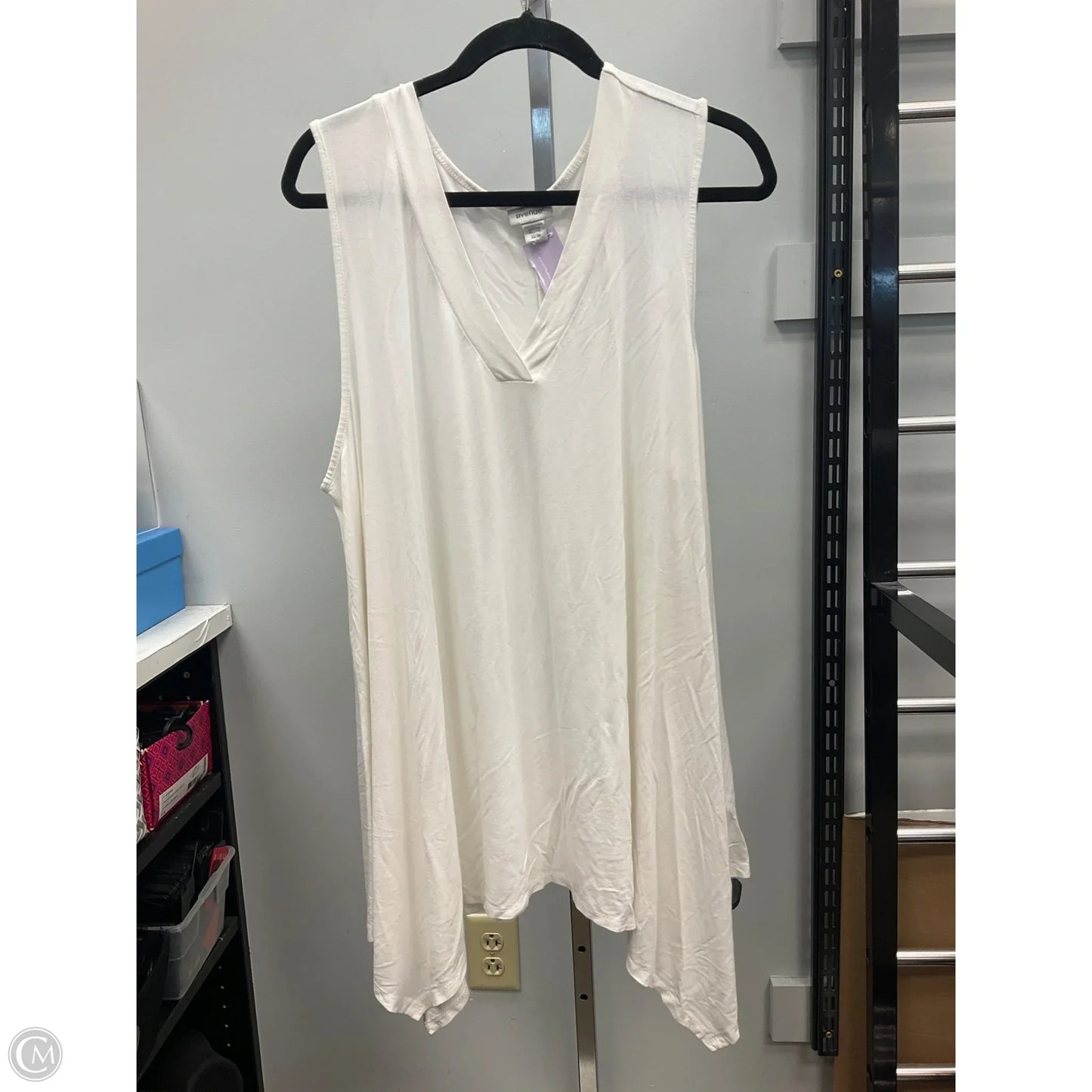 Top Sleeveless By Avenue In White, Size: 24