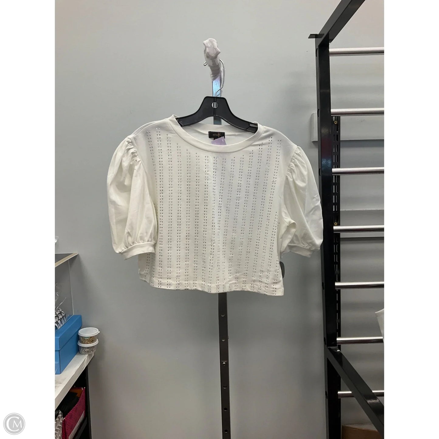 Top Short Sleeve By Ontwelfth In White, Size: M